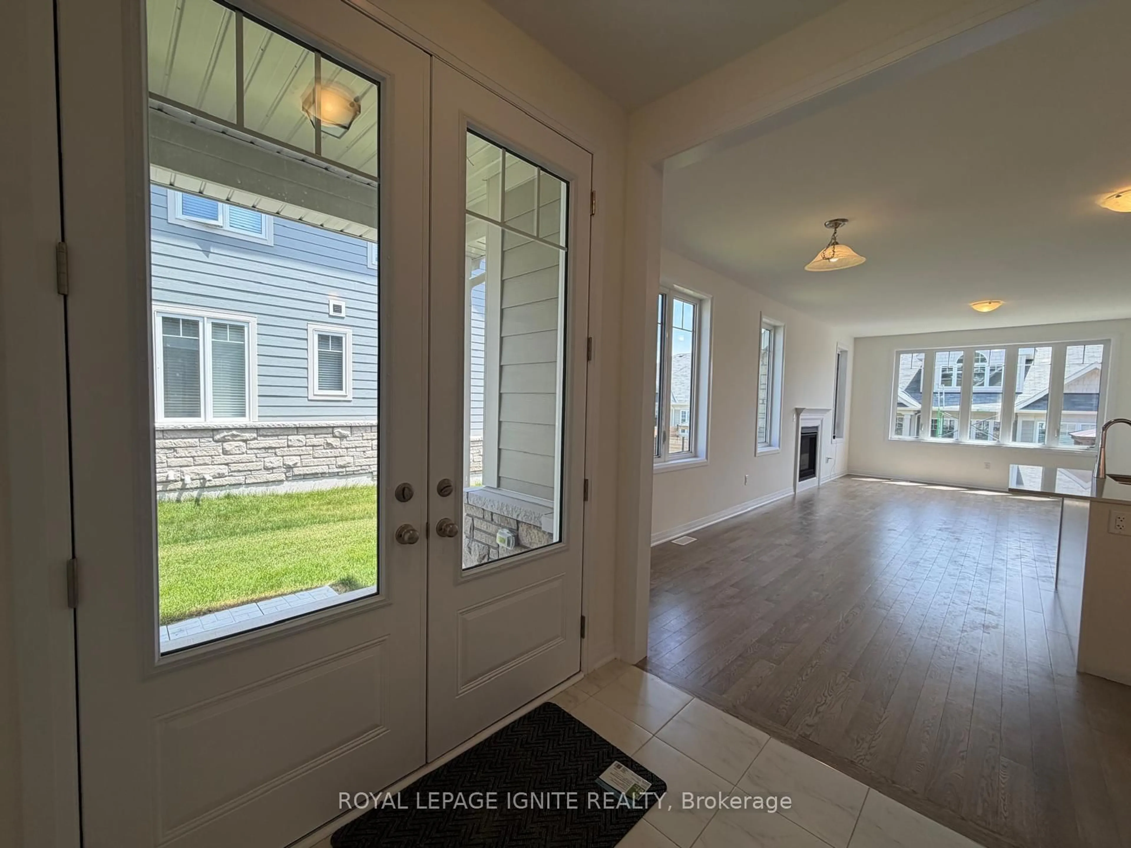 Indoor entryway for 535 Hudson Cres, Midland Ontario L4R 0J2