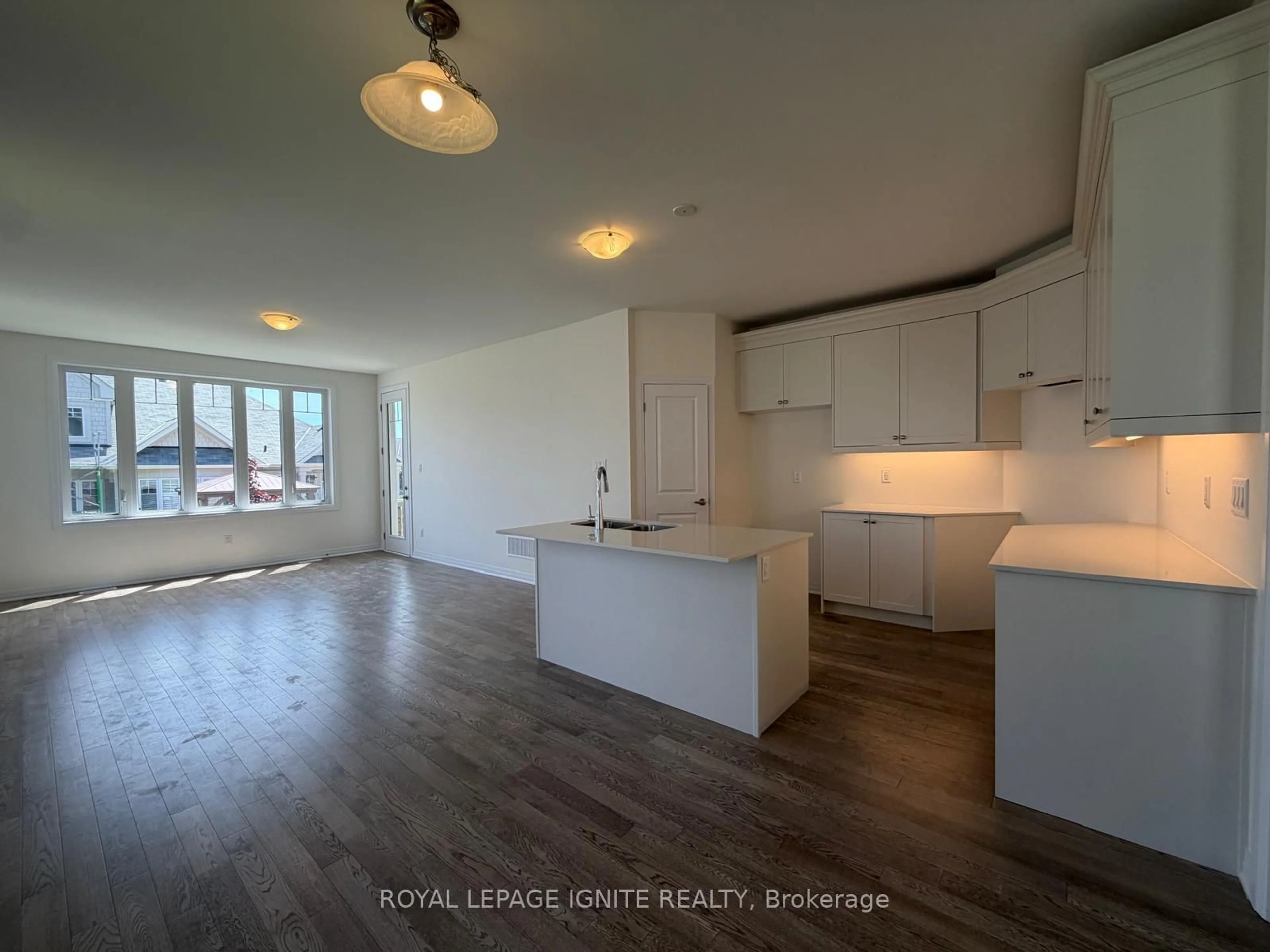 Open concept kitchen, wood/laminate floor for 535 Hudson Cres, Midland Ontario L4R 0J2