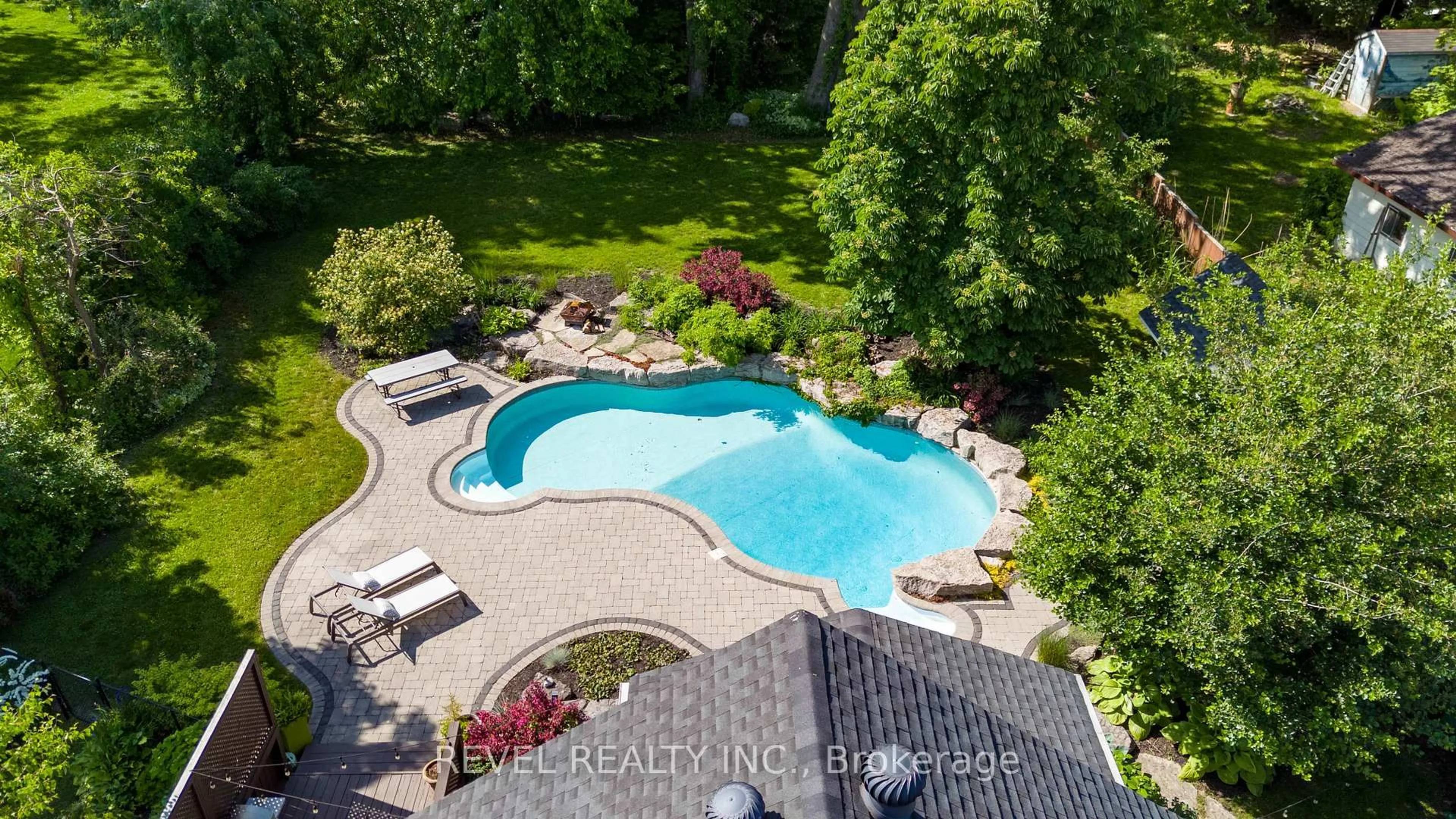 A pic from outside/outdoor area/front of a property/back of a property/a pic from drone, water/lake/river/ocean view for 36 Dalton St, Barrie Ontario L4N 1M3