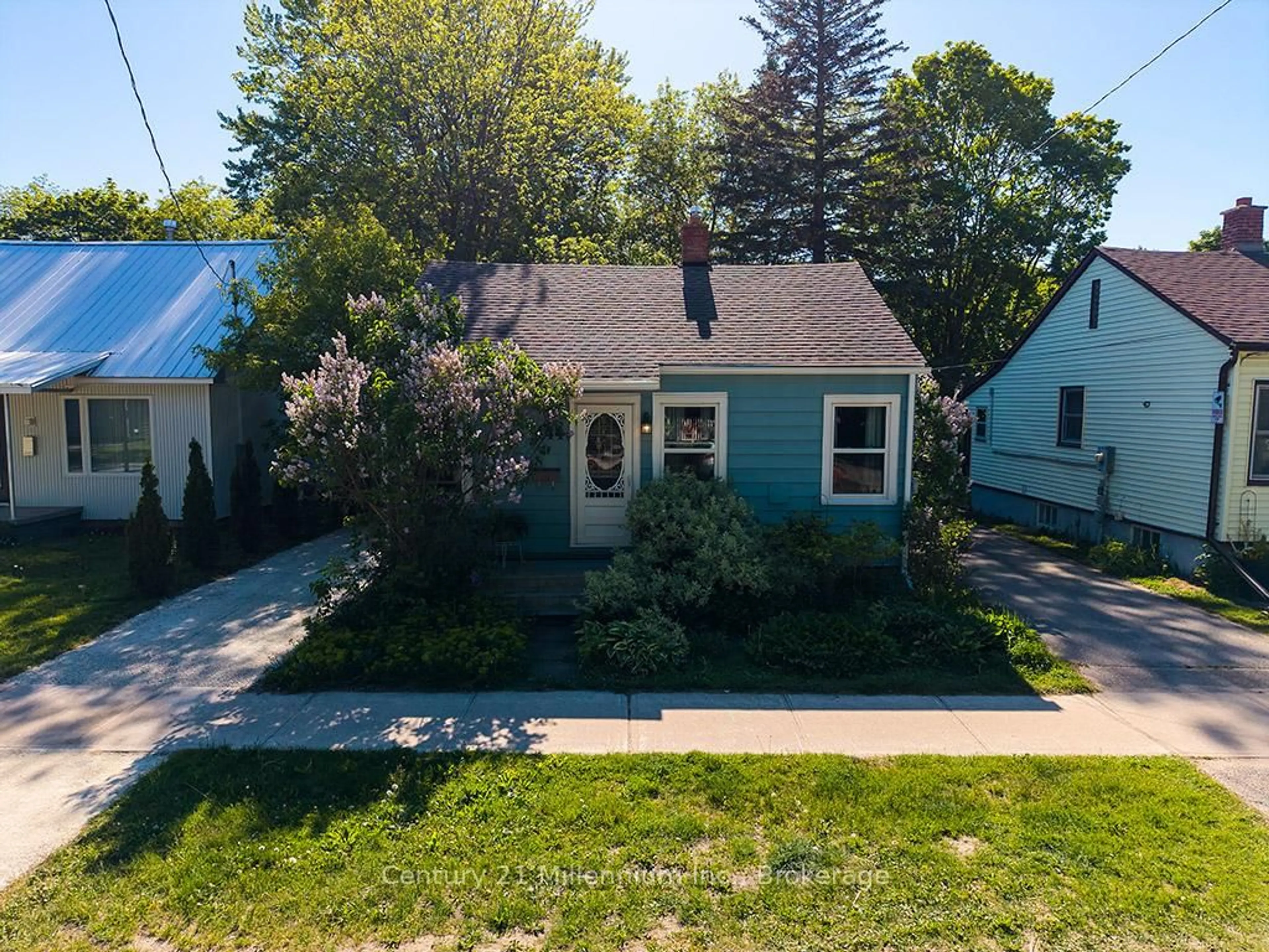 A pic from outside/outdoor area/front of a property/back of a property/a pic from drone, street for 444 Maple St, Collingwood Ontario L9Y 2R9