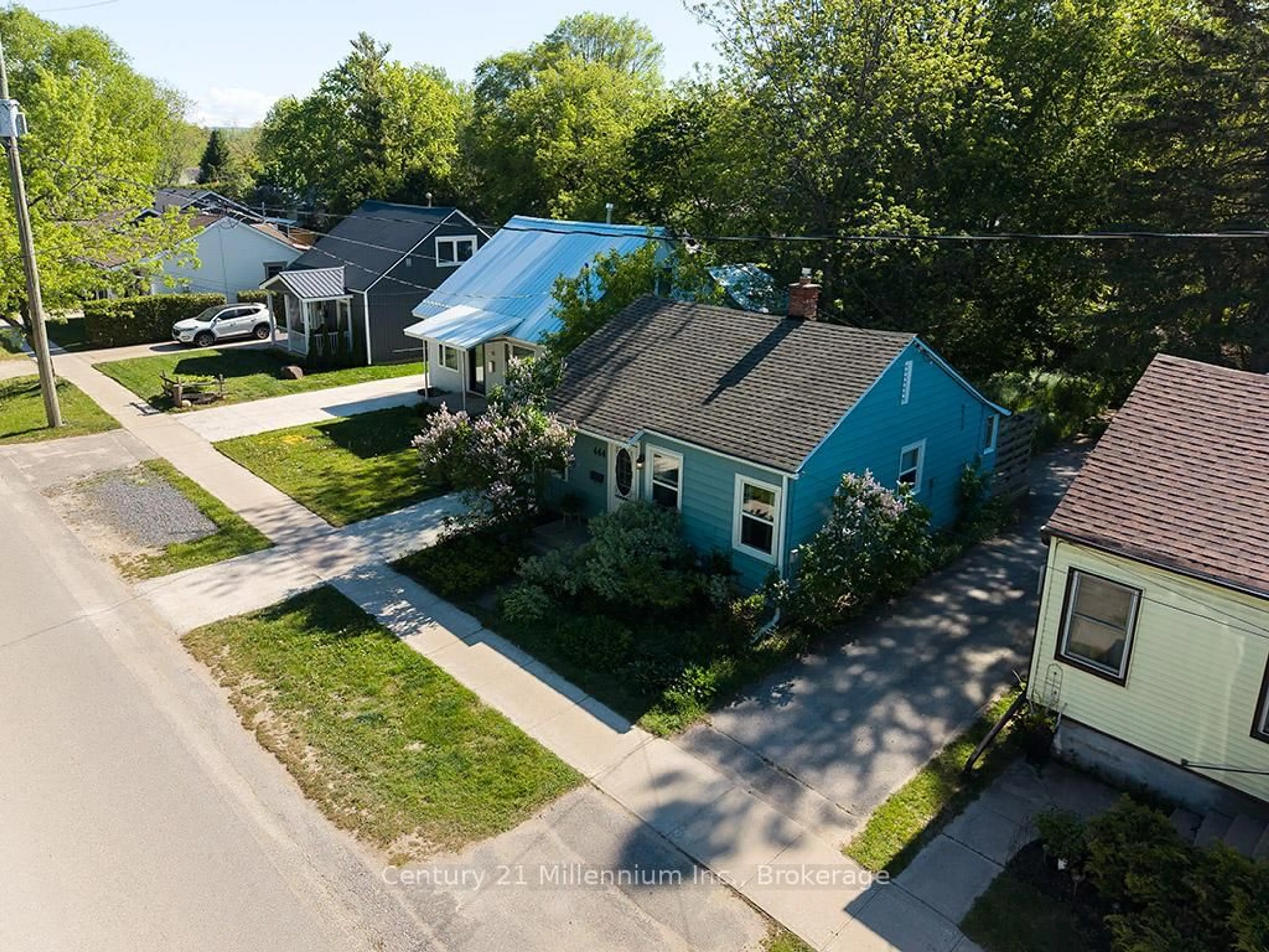 A pic from outside/outdoor area/front of a property/back of a property/a pic from drone, street for 444 Maple St, Collingwood Ontario L9Y 2R9