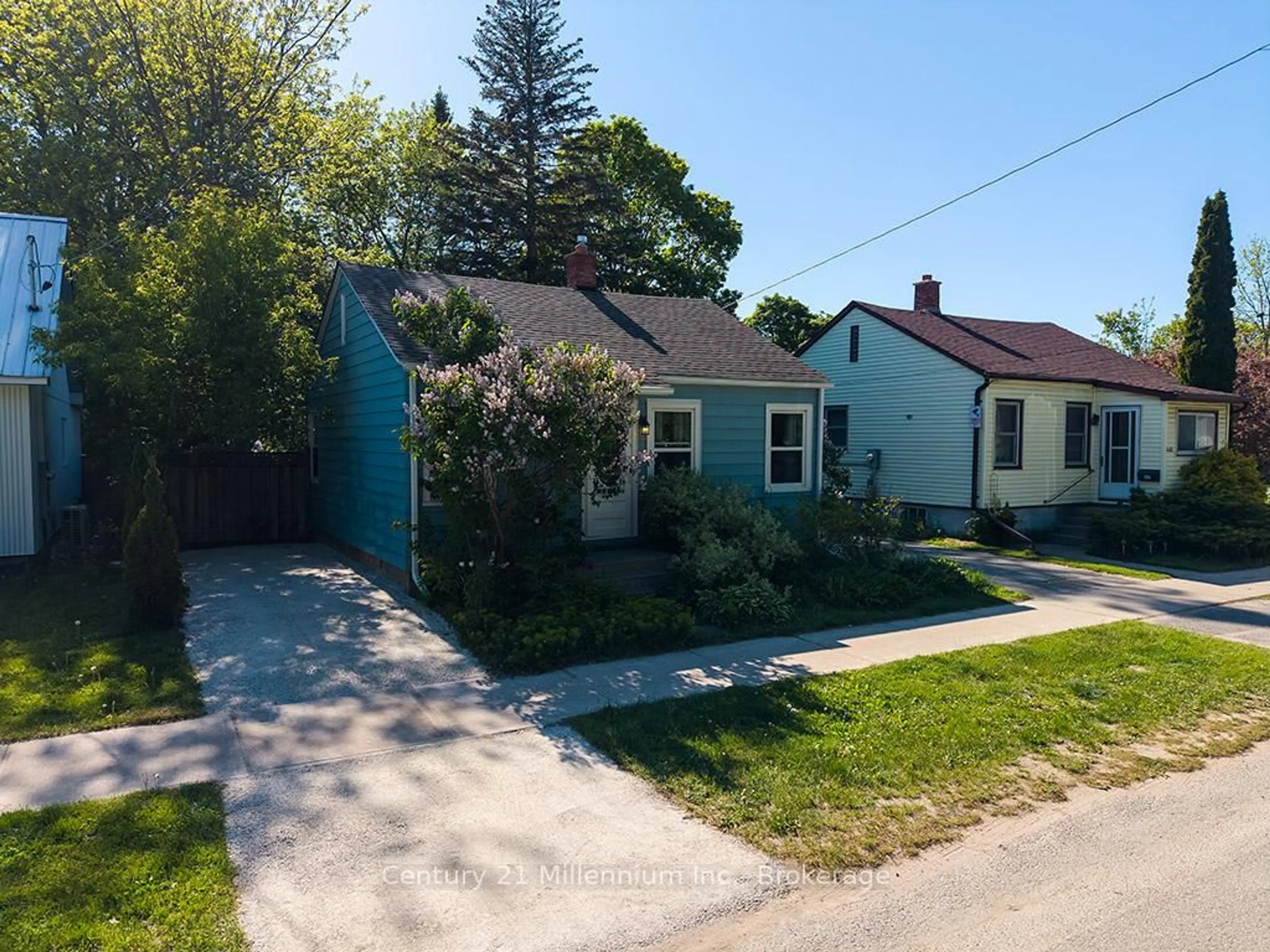 A pic from outside/outdoor area/front of a property/back of a property/a pic from drone, street for 444 Maple St, Collingwood Ontario L9Y 2R9
