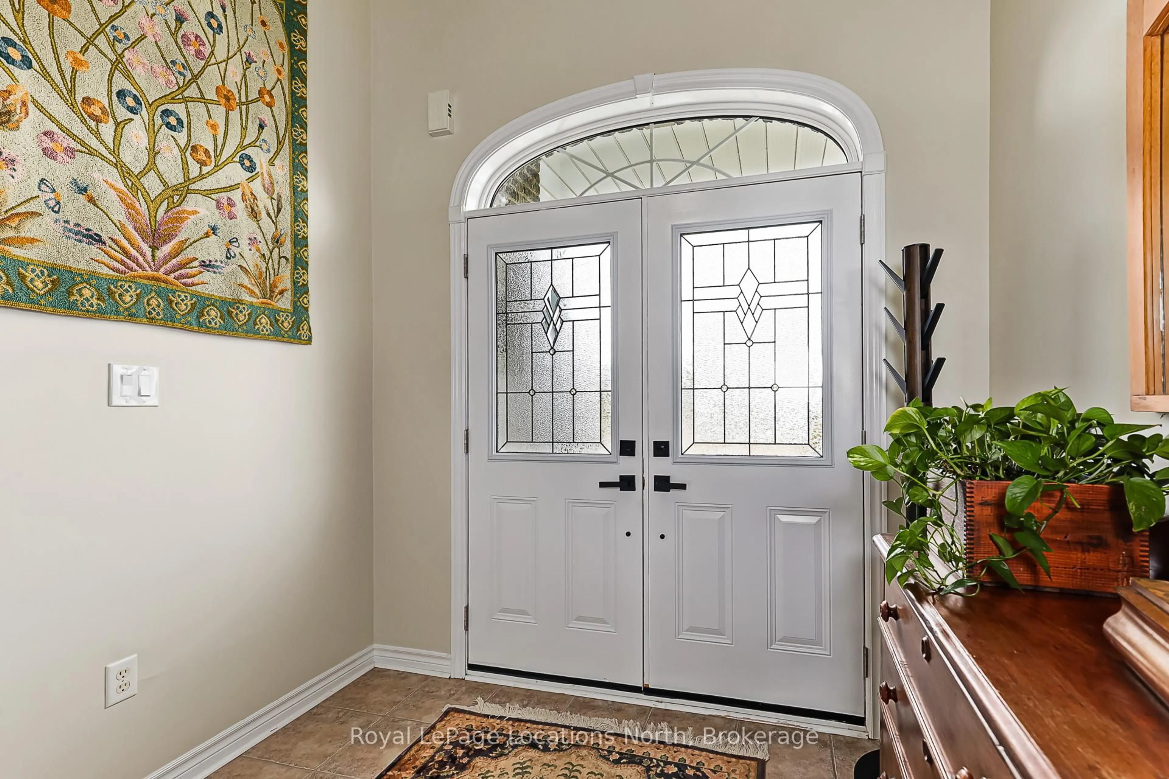Indoor entryway for 6 Thomas Dr, Collingwood Ontario L9Y 0A6