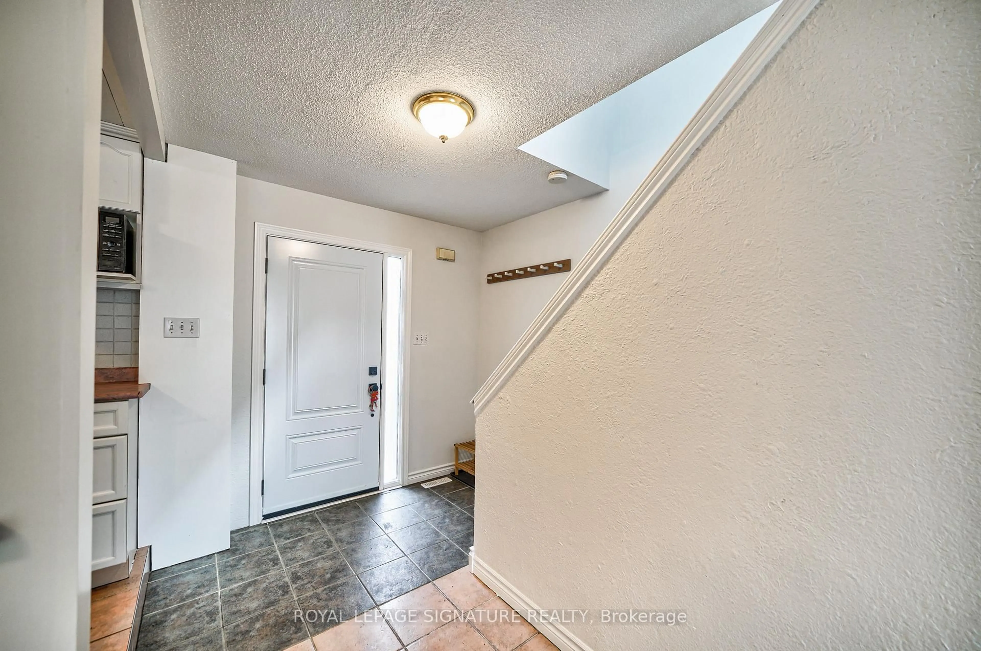 Unknown for 16 Christie Cres, Barrie Ontario L4N 4W8