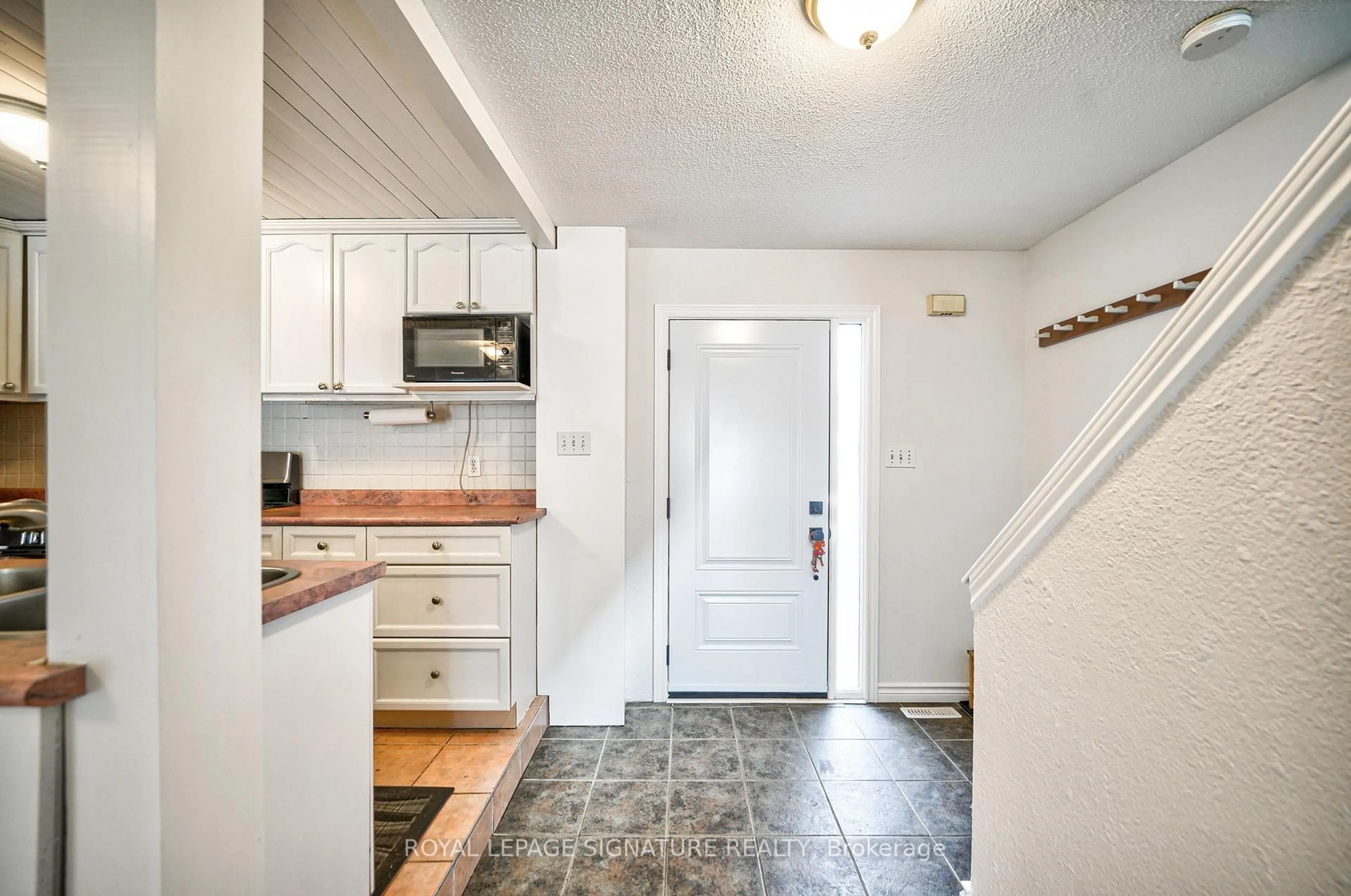 Unknown for 16 Christie Cres, Barrie Ontario L4N 4W8