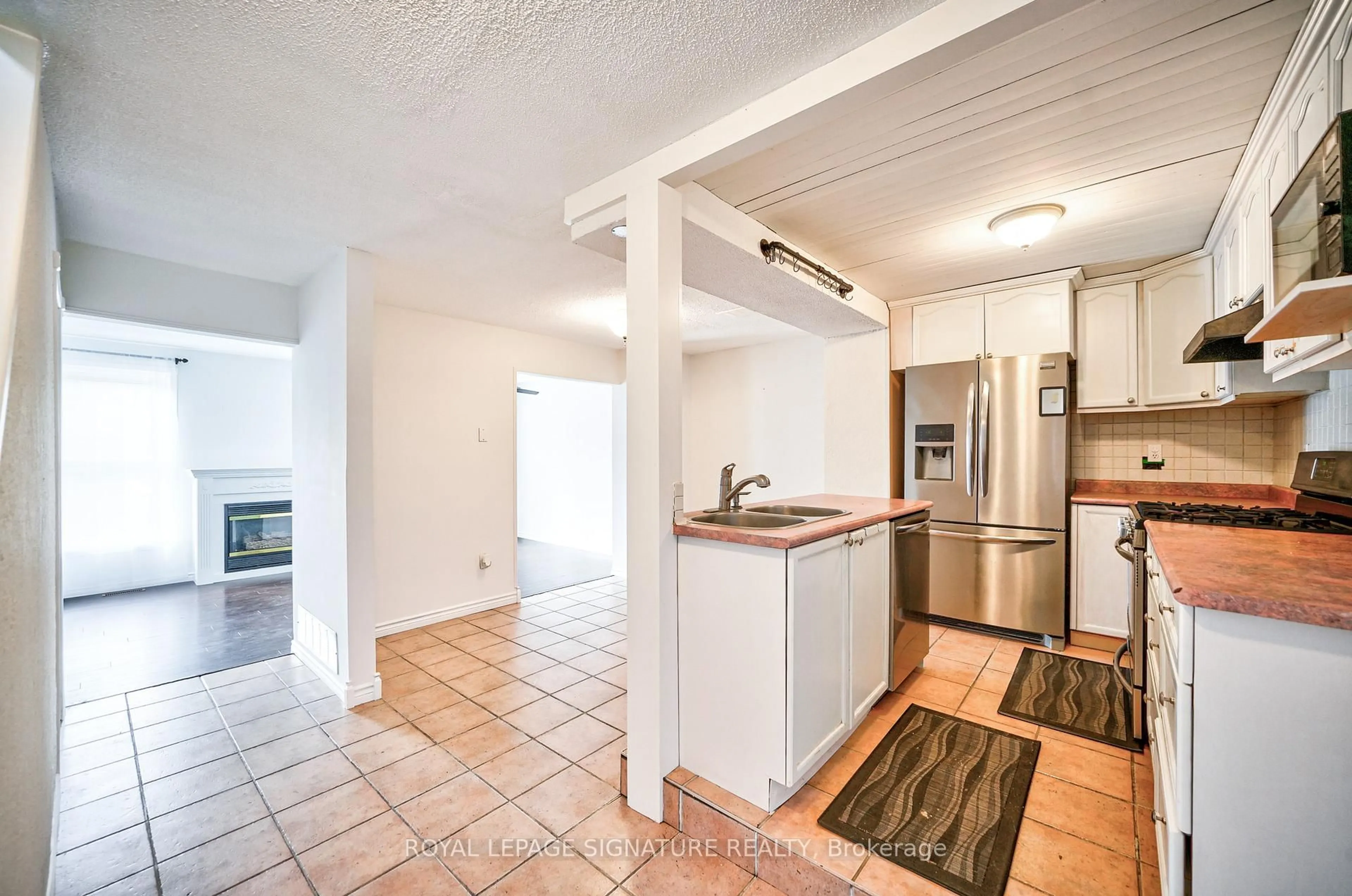 Open concept kitchen, ceramic/tile floor for 16 Christie Cres, Barrie Ontario L4N 4W8