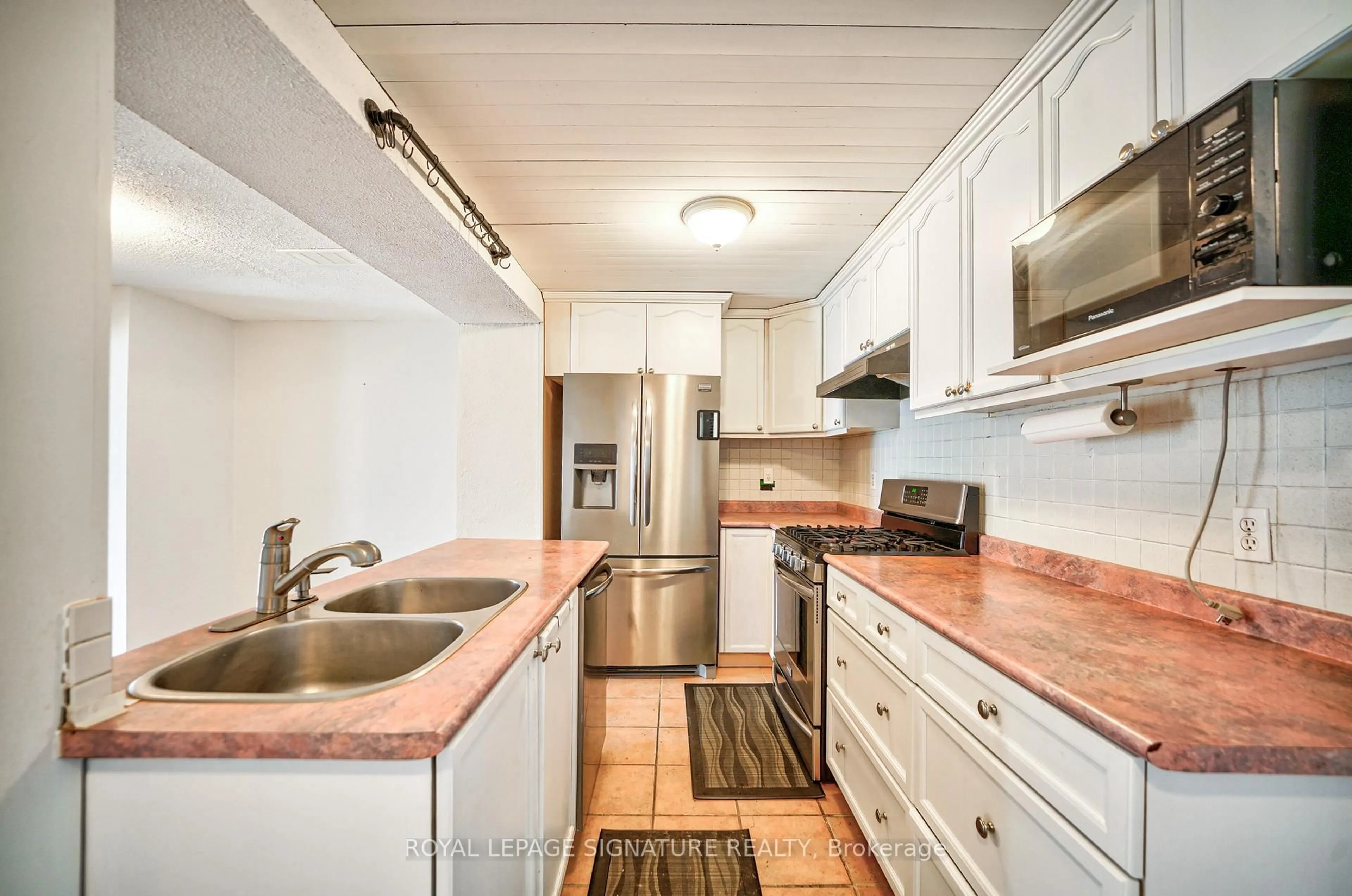 Standard kitchen, unknown for 16 Christie Cres, Barrie Ontario L4N 4W8