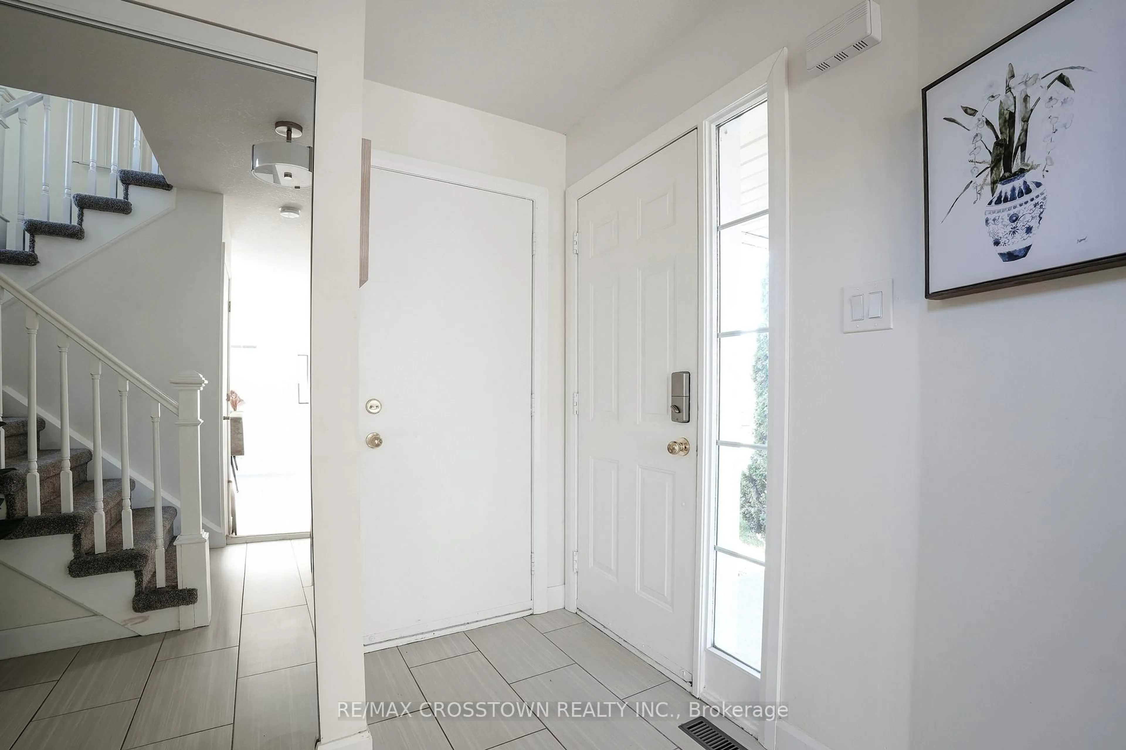 Indoor entryway for 22 BLUEGRASS Dr, Barrie Ontario L4N 9N9
