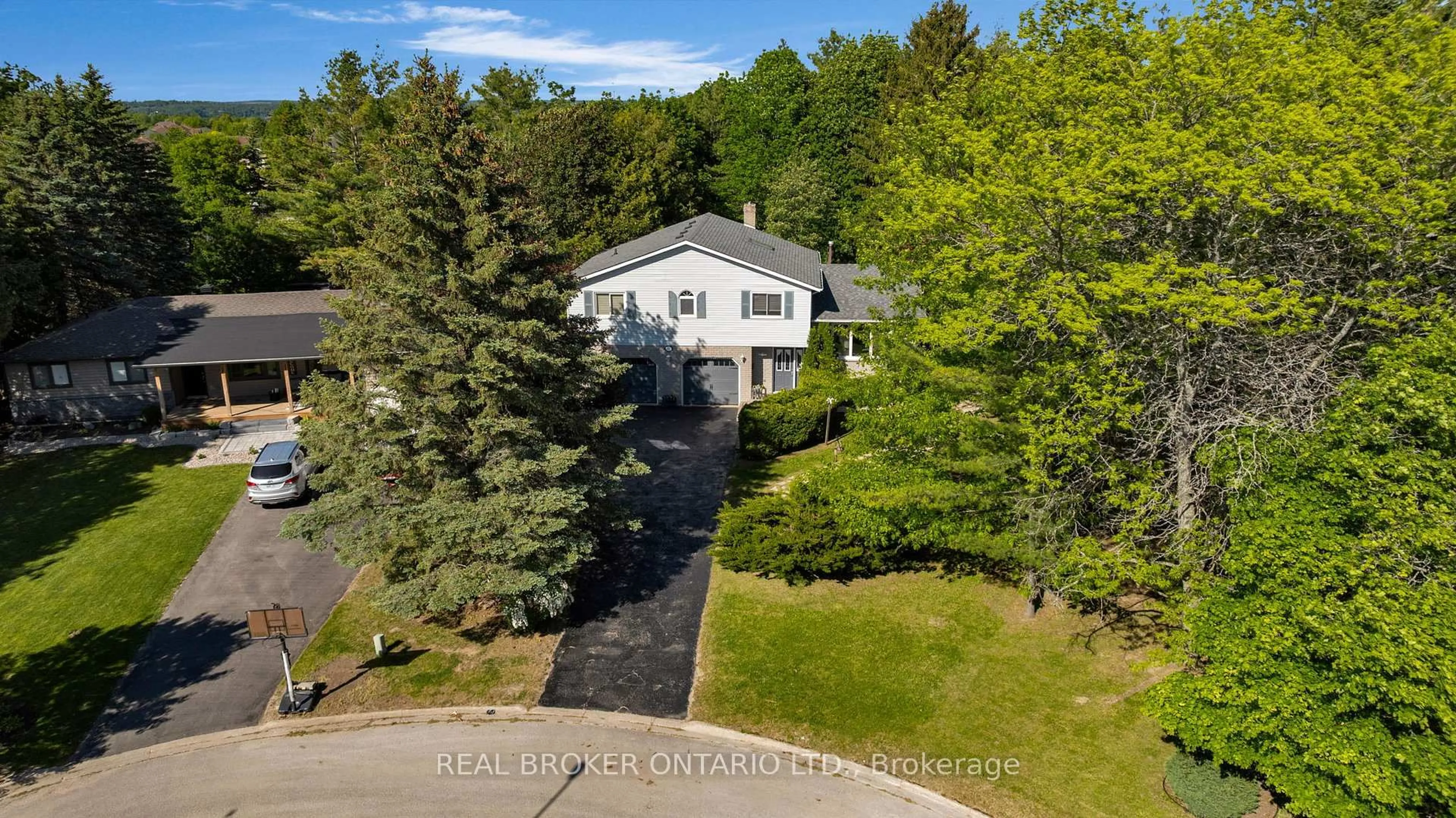 A pic from outside/outdoor area/front of a property/back of a property/a pic from drone, street for 215 Mary Anne Dr, Barrie Ontario L4N 4T1