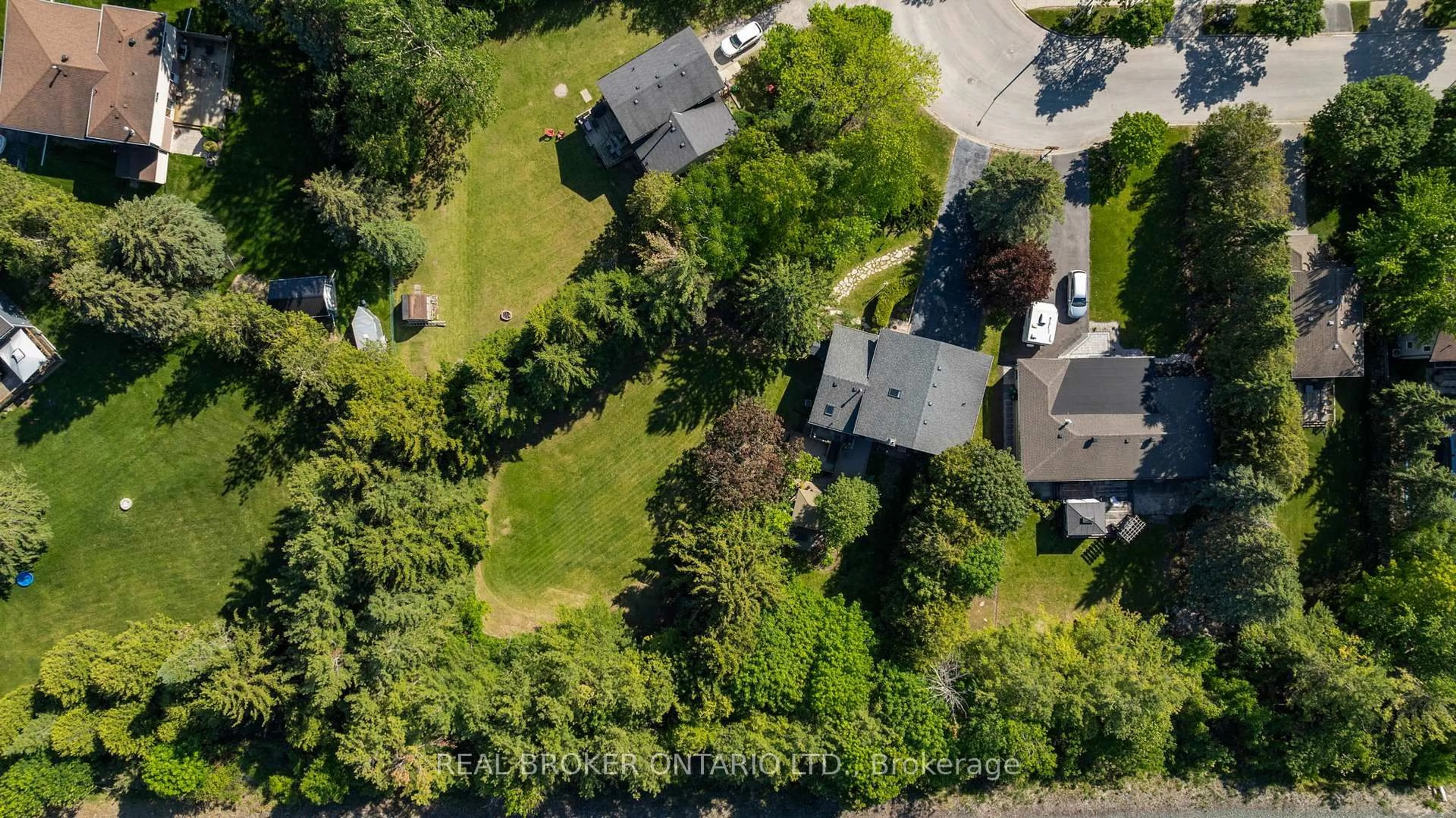 A pic from outside/outdoor area/front of a property/back of a property/a pic from drone, street for 215 Mary Anne Dr, Barrie Ontario L4N 4T1
