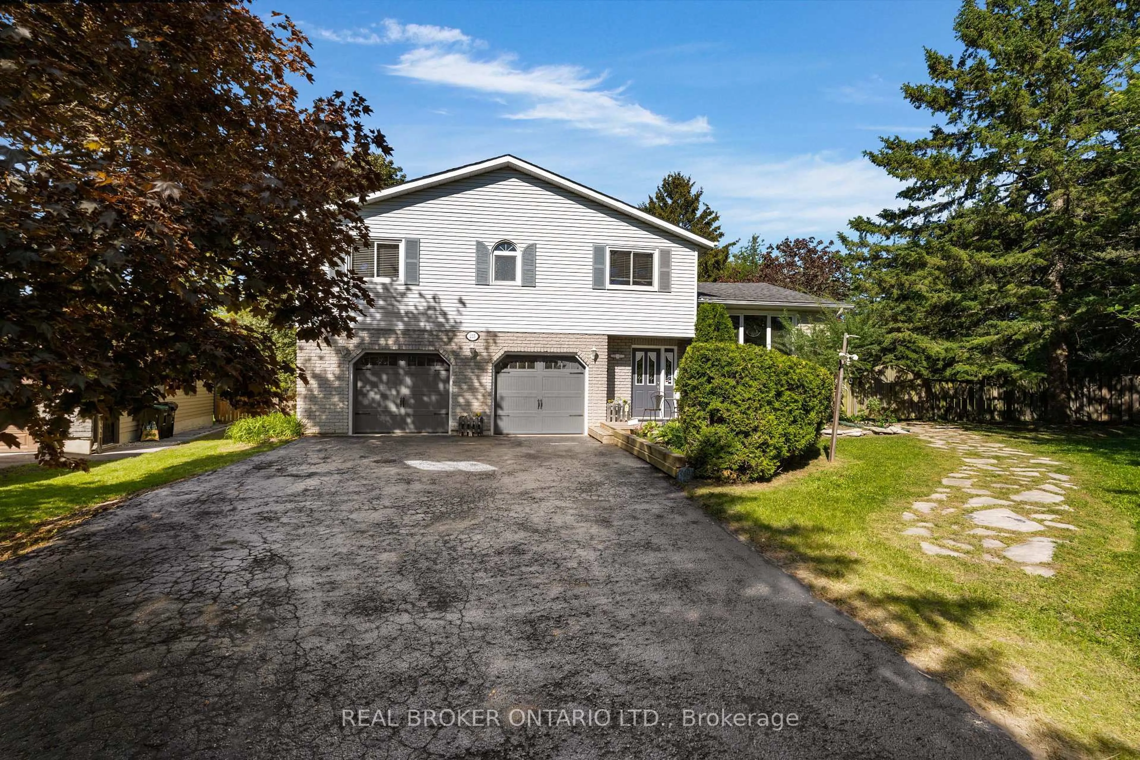 A pic from outside/outdoor area/front of a property/back of a property/a pic from drone, street for 215 Mary Anne Dr, Barrie Ontario L4N 4T1