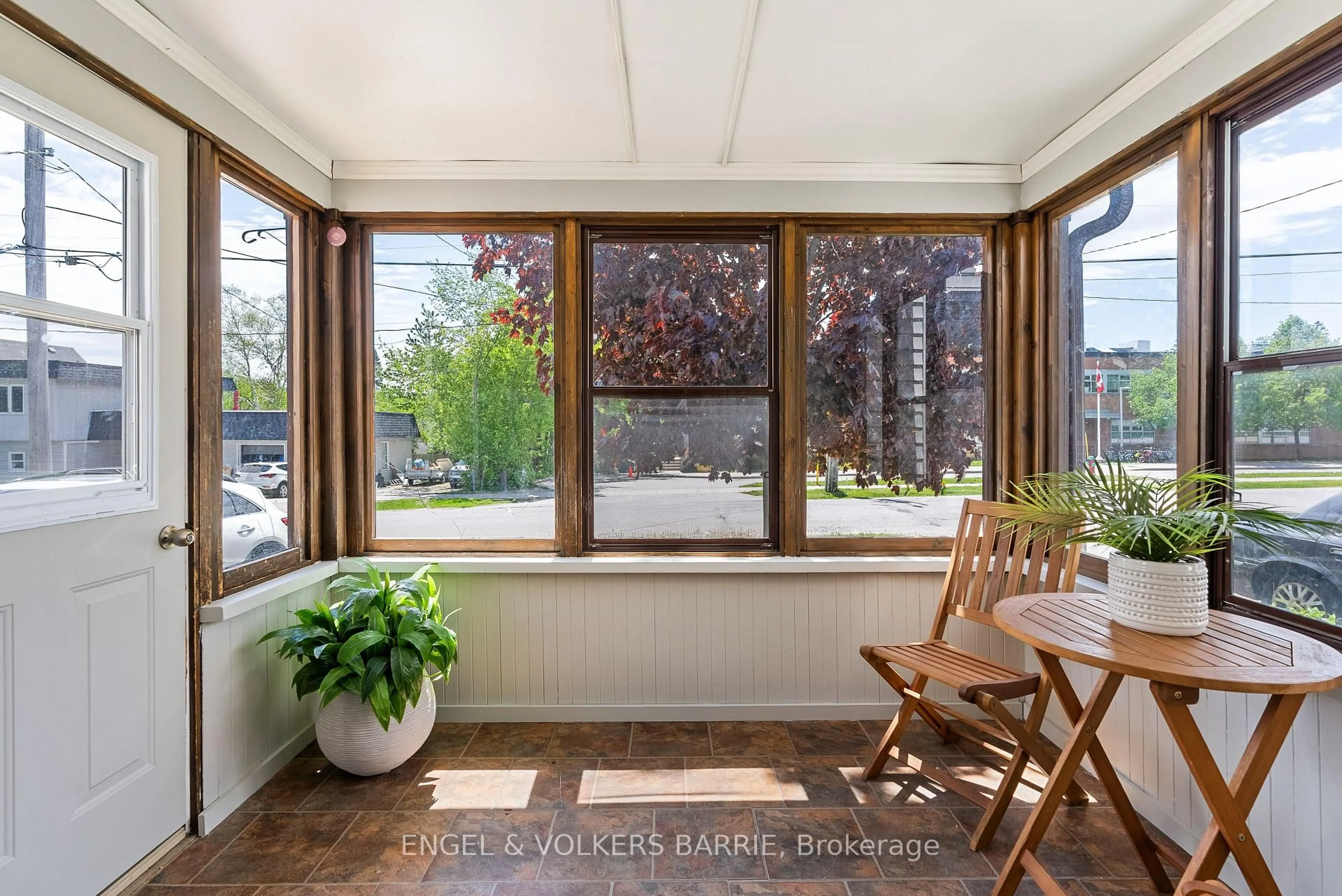 Indoor entryway for 8 GEORGE St, Orillia Ontario L3V 2V2