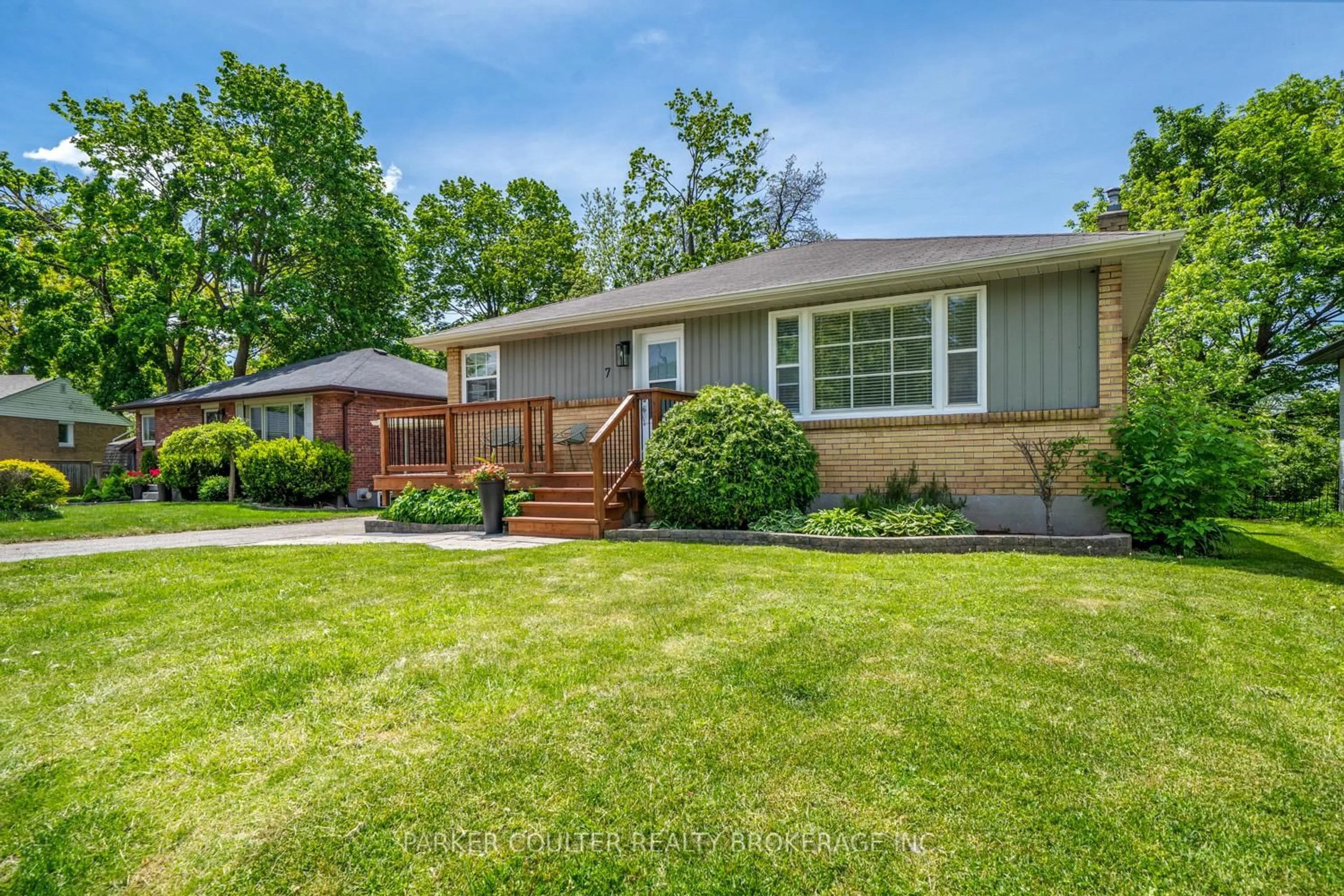 Home with vinyl exterior material, street for 7 Oakley Park Sq, Barrie Ontario L4M 2J9