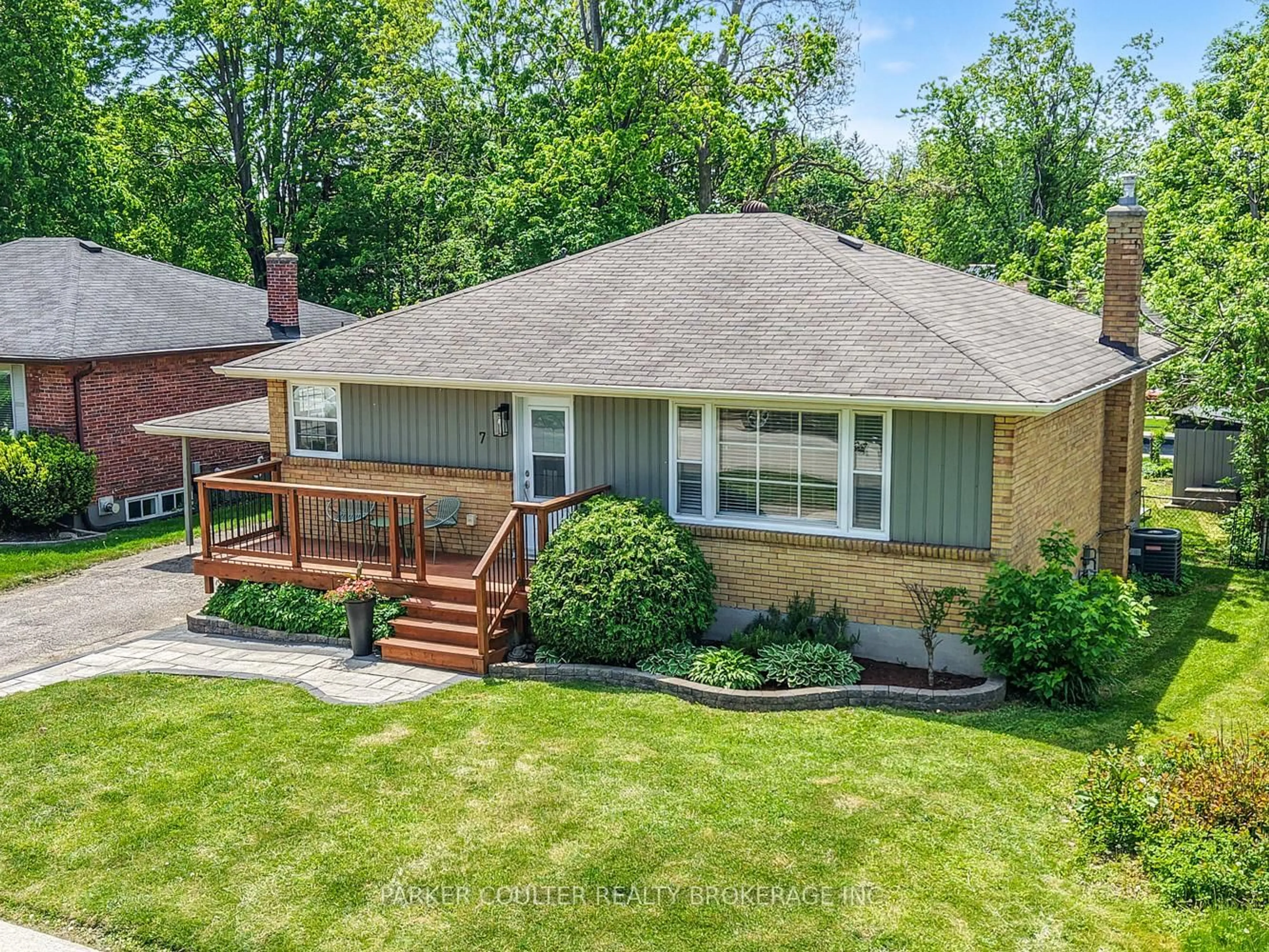 A pic from outside/outdoor area/front of a property/back of a property/a pic from drone, street for 7 Oakley Park Sq, Barrie Ontario L4M 2J9