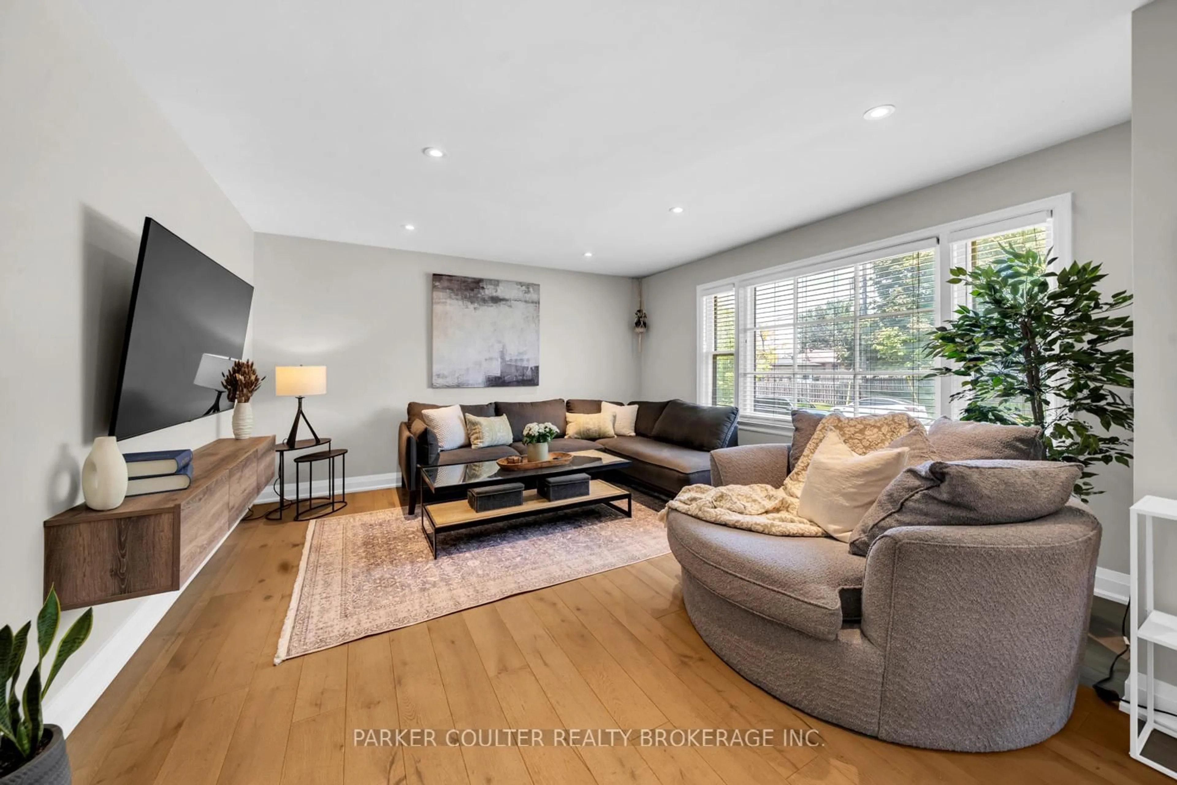 Living room with furniture, wood/laminate floor for 7 Oakley Park Sq, Barrie Ontario L4M 2J9