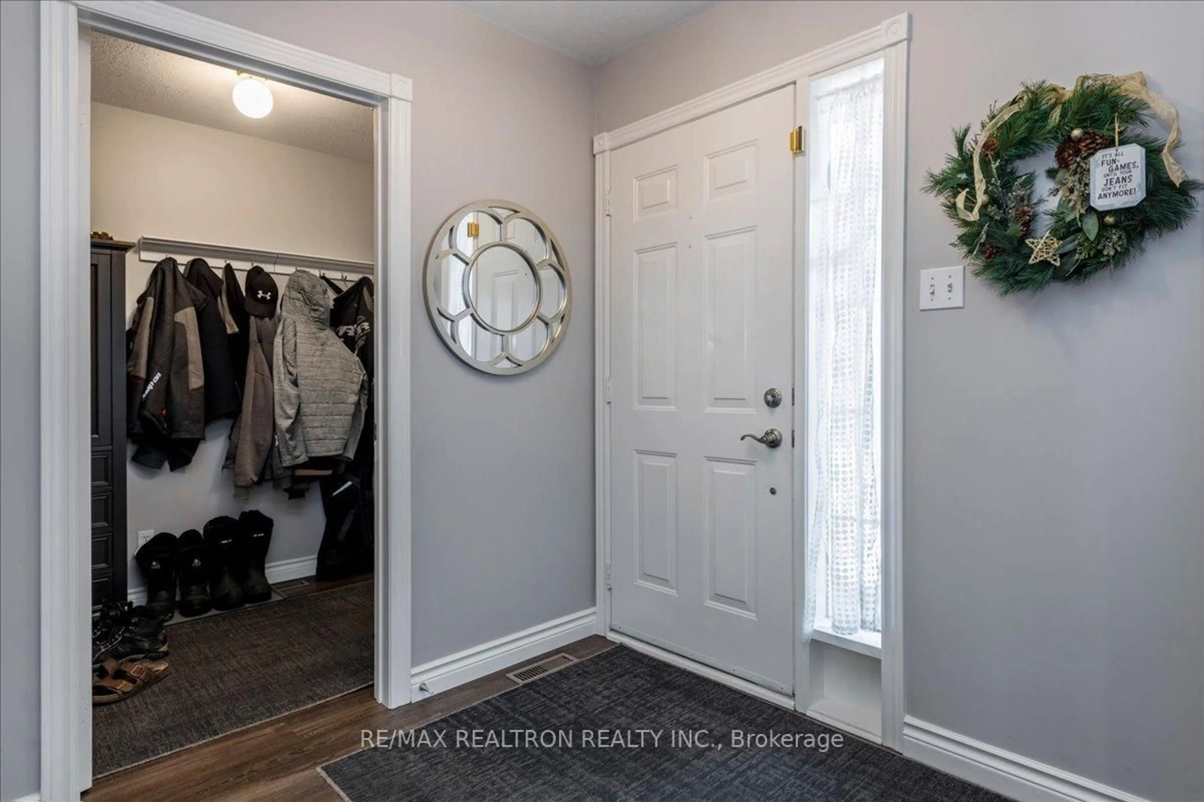 Indoor entryway for 34 O'Shaughnessy Cres, Barrie Ontario L4N 7L8