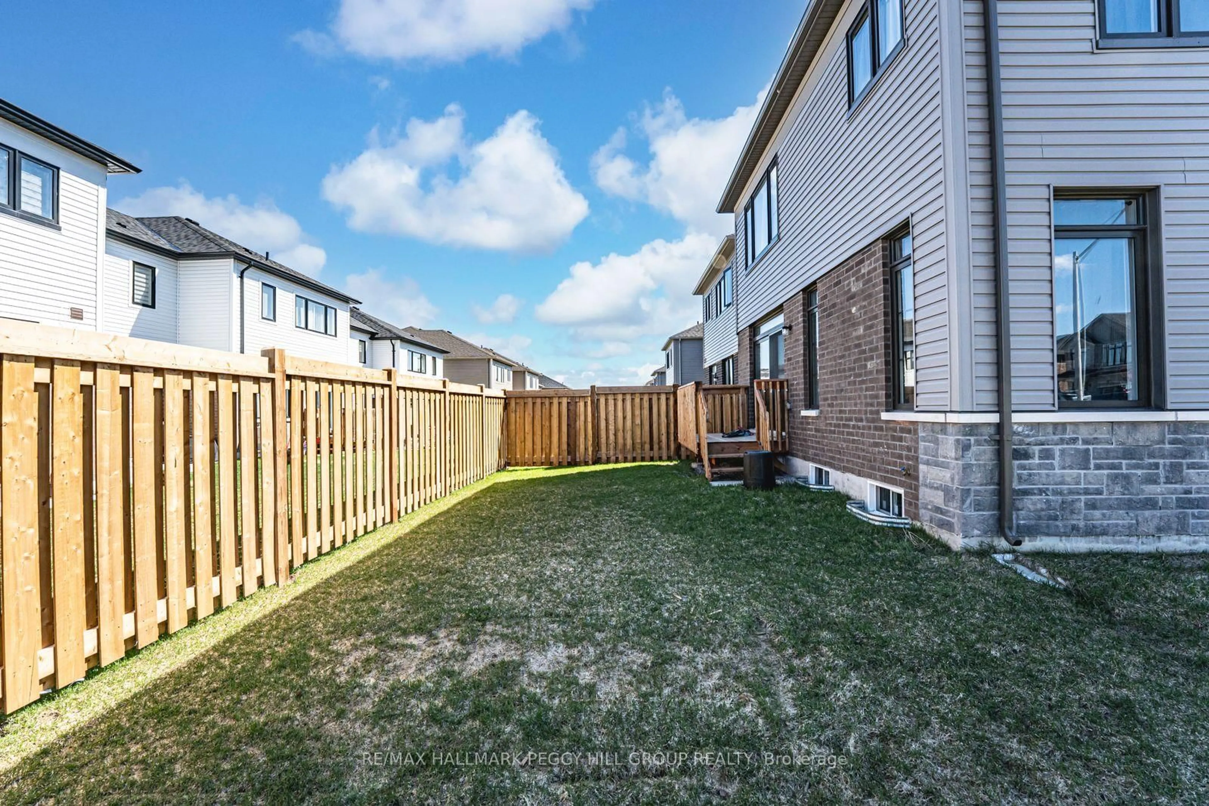 Patio, street for 52 Durham Ave, Barrie Ontario L9J 0W7