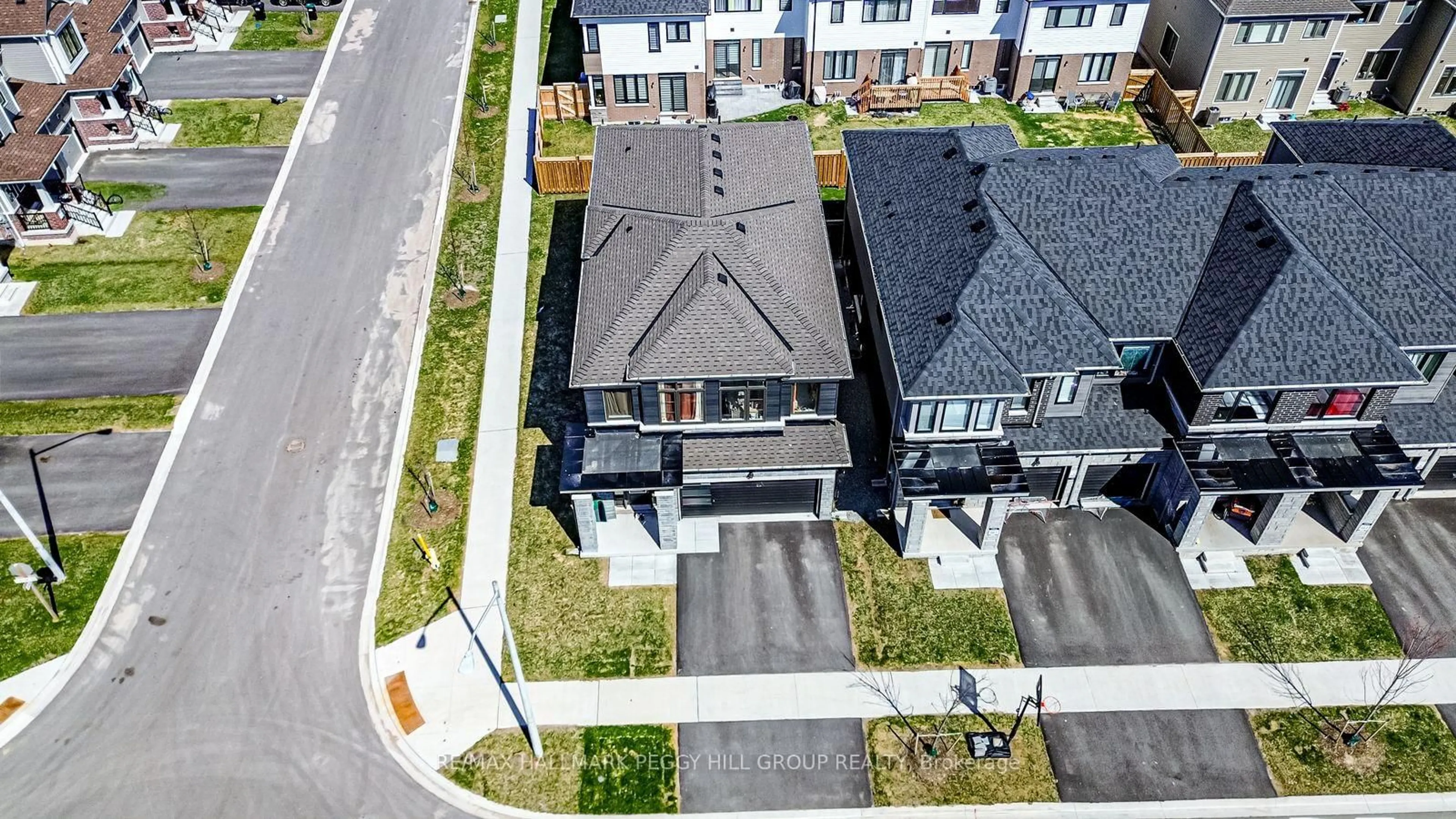 A pic from outside/outdoor area/front of a property/back of a property/a pic from drone, street for 52 Durham Ave, Barrie Ontario L9J 0W7