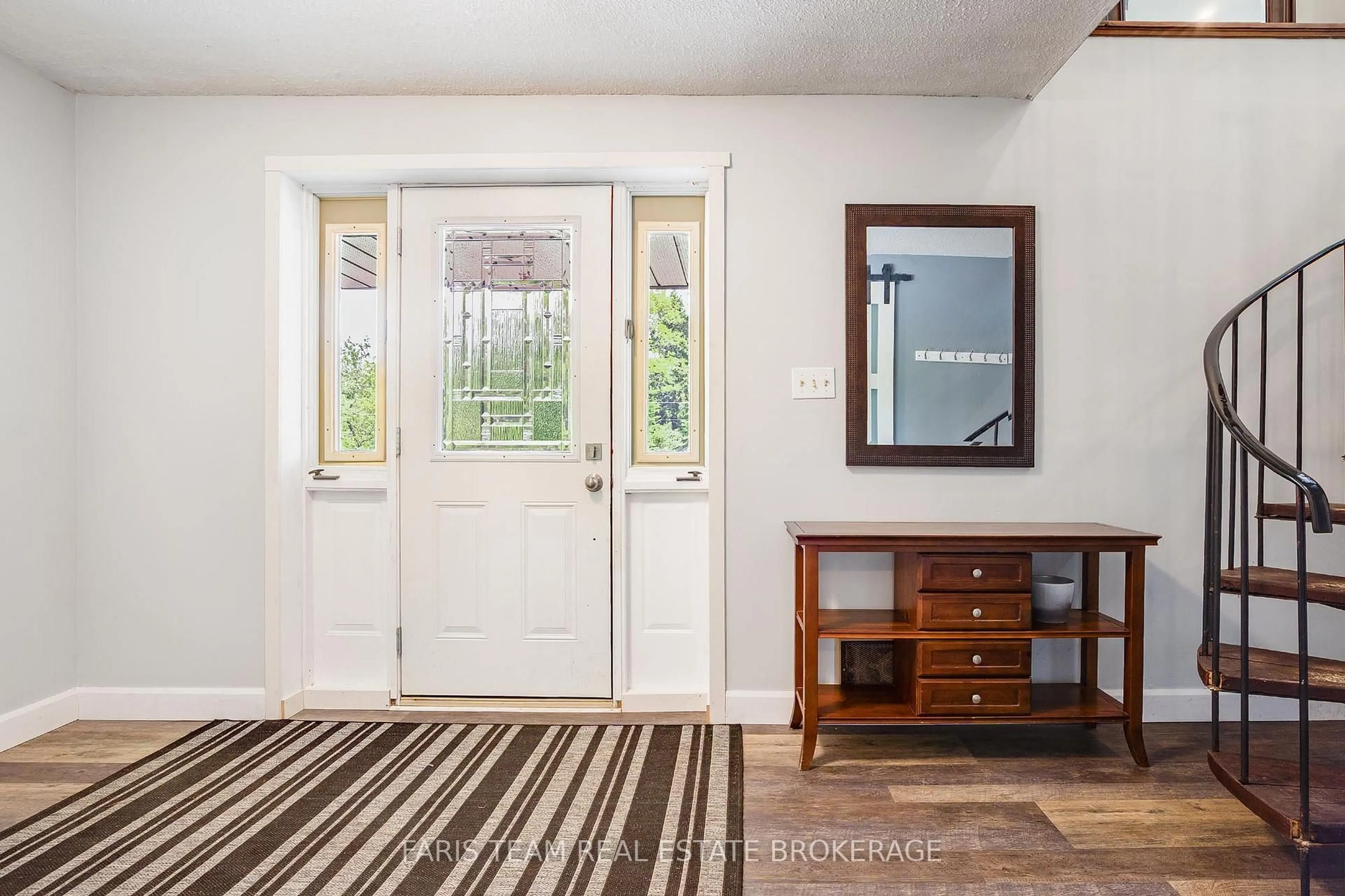 Indoor entryway for 52 Old Scotia Pl, Oro-Medonte Ontario L3V 0R7