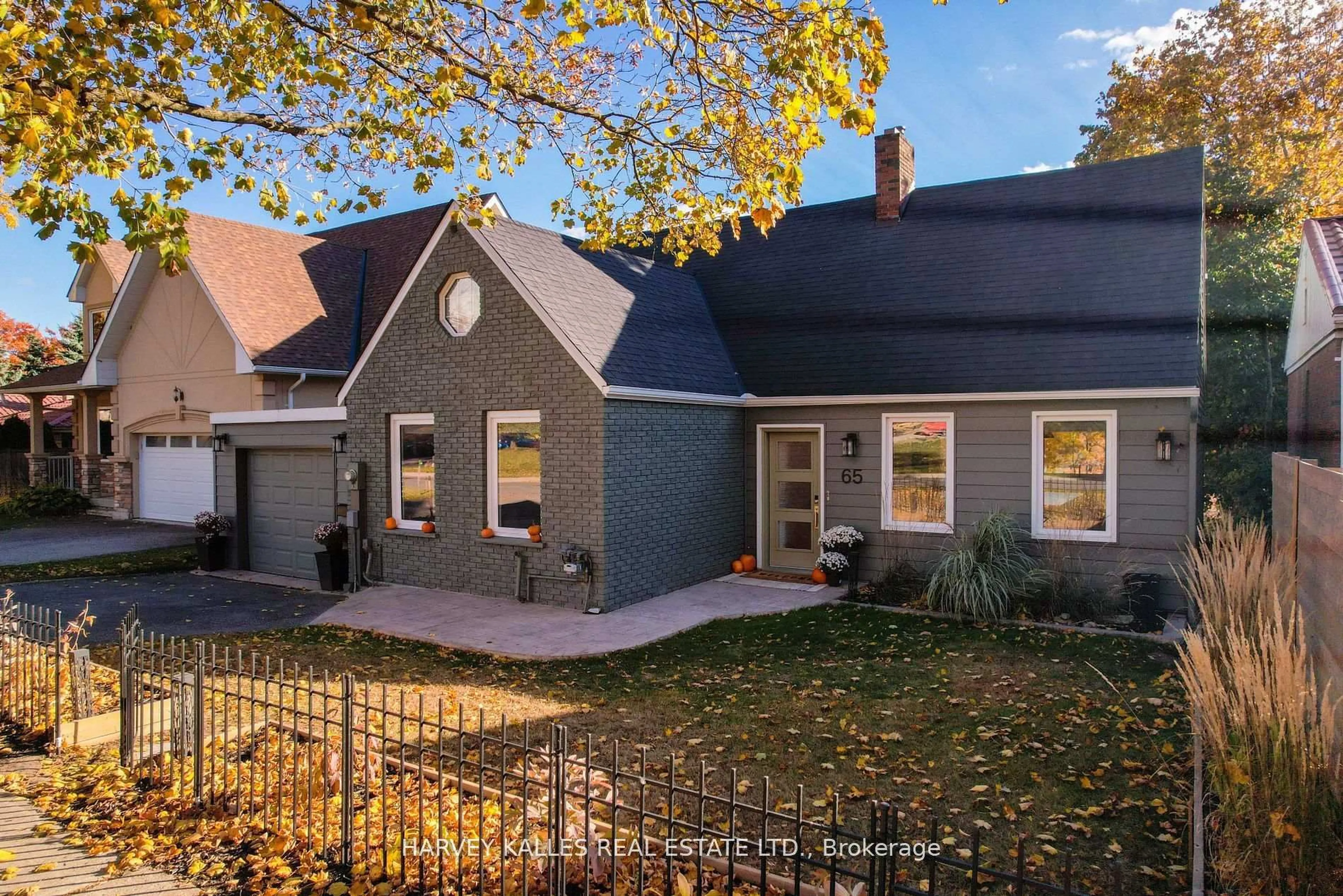 A pic from outside/outdoor area/front of a property/back of a property/a pic from drone, street for 65 Shanty Bay Rd, Barrie Ontario L4M 1C9