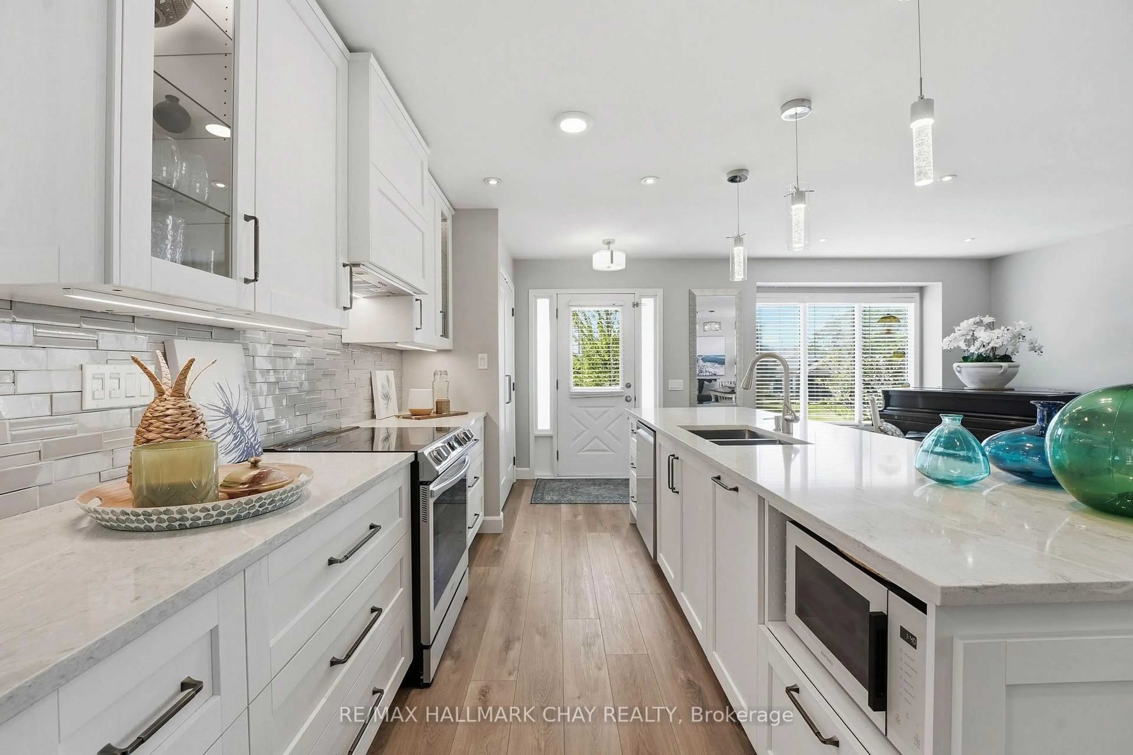 Open concept kitchen, ceramic/tile floor for 23 Gosney Cres, Barrie Ontario L4N 6T6