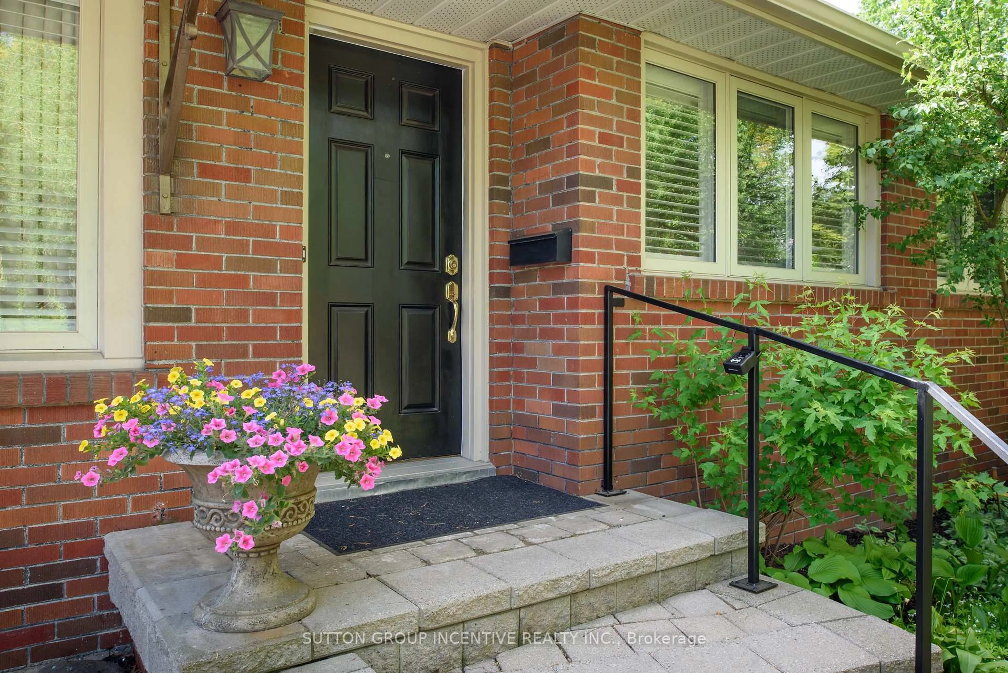 Home with brick exterior material, street for 81 Letitia St, Barrie Ontario L4N 1P3