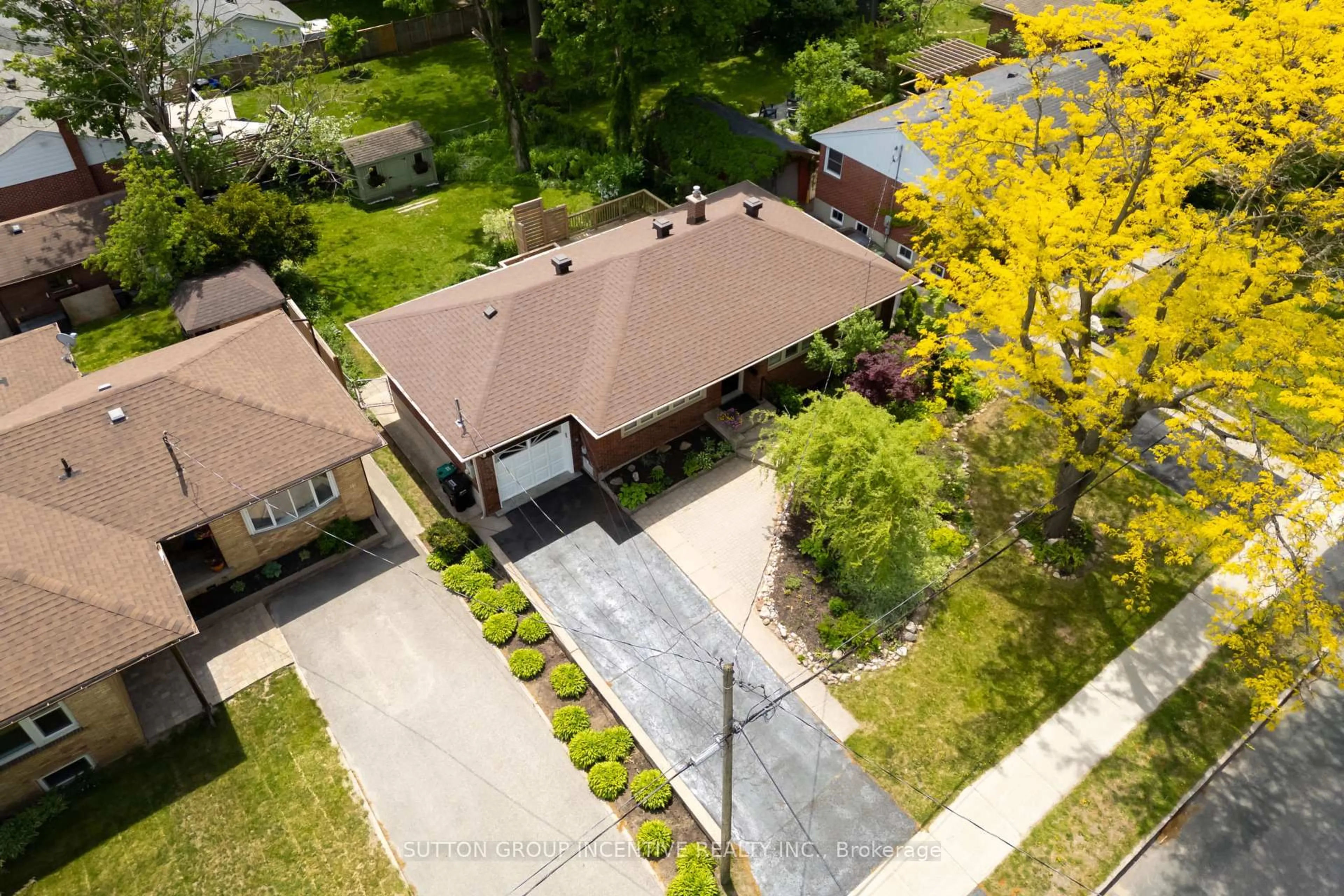 A pic from outside/outdoor area/front of a property/back of a property/a pic from drone, street for 81 Letitia St, Barrie Ontario L4N 1P3