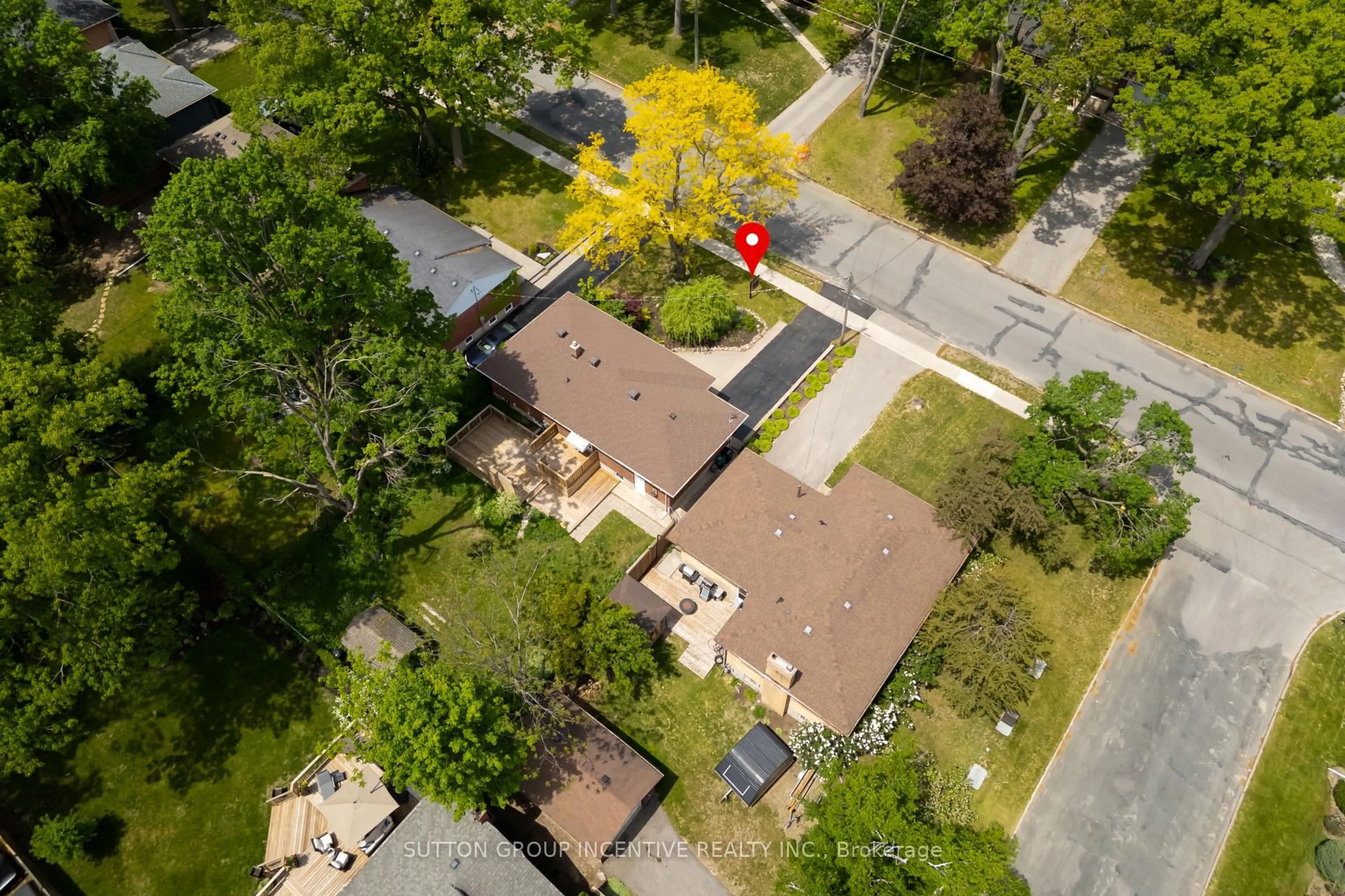 A pic from outside/outdoor area/front of a property/back of a property/a pic from drone, street for 81 Letitia St, Barrie Ontario L4N 1P3