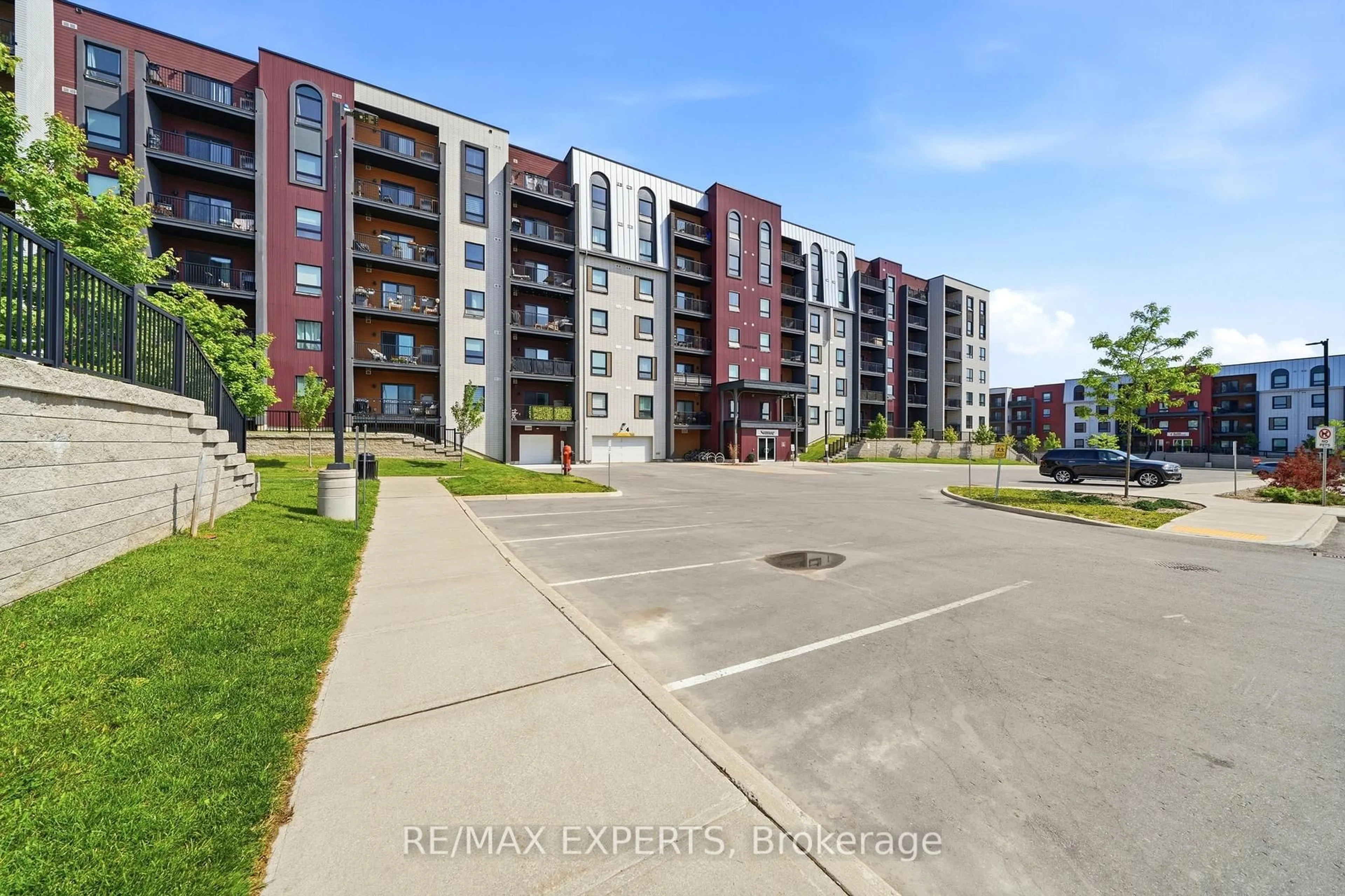 A pic from outside/outdoor area/front of a property/back of a property/a pic from drone, street for 4 Spice Way #103, Barrie Ontario L9J 0M2