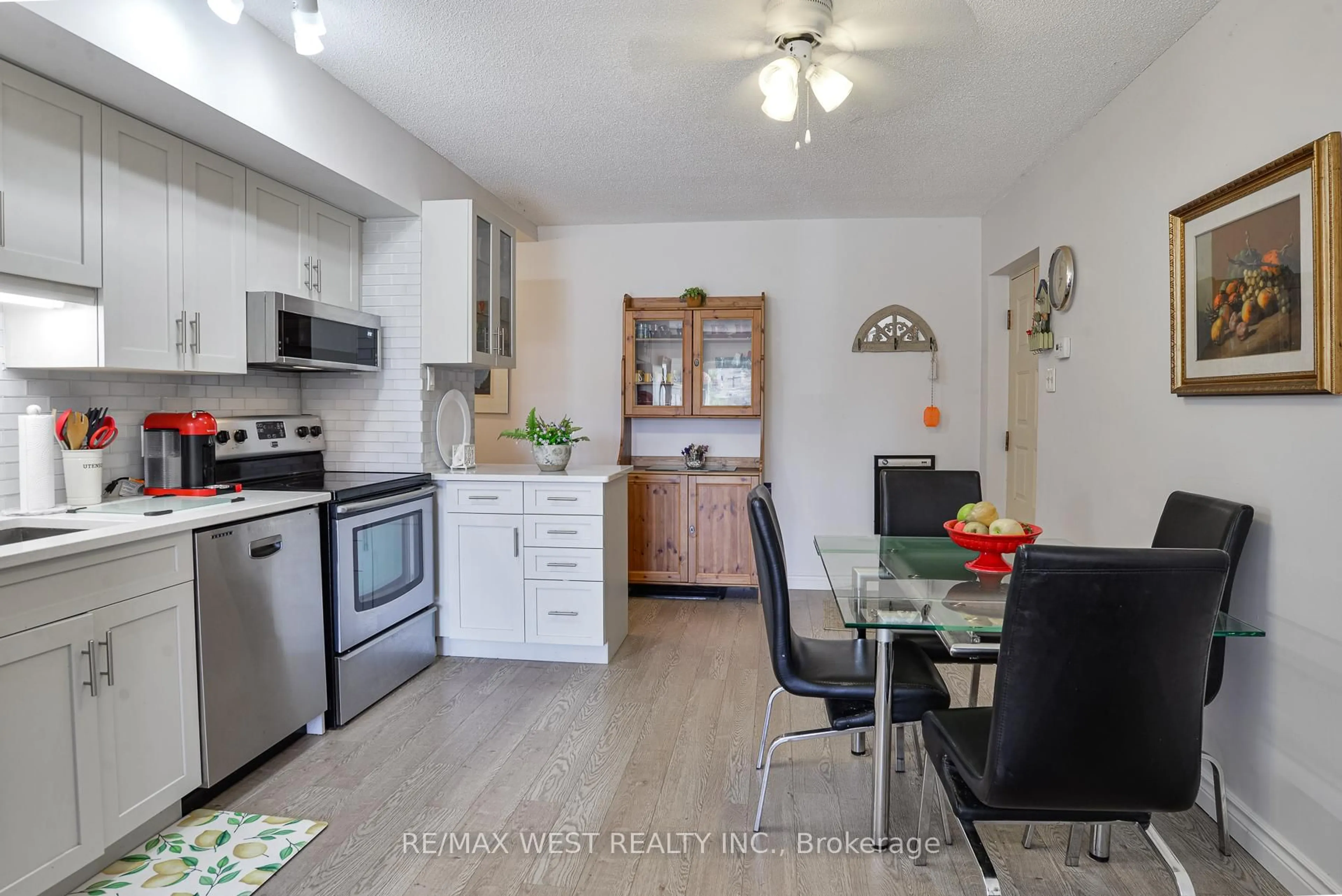 Open concept kitchen, wood/laminate floor for 60 Laguna Pkwy #16, Ramara Ontario L0K 1B0