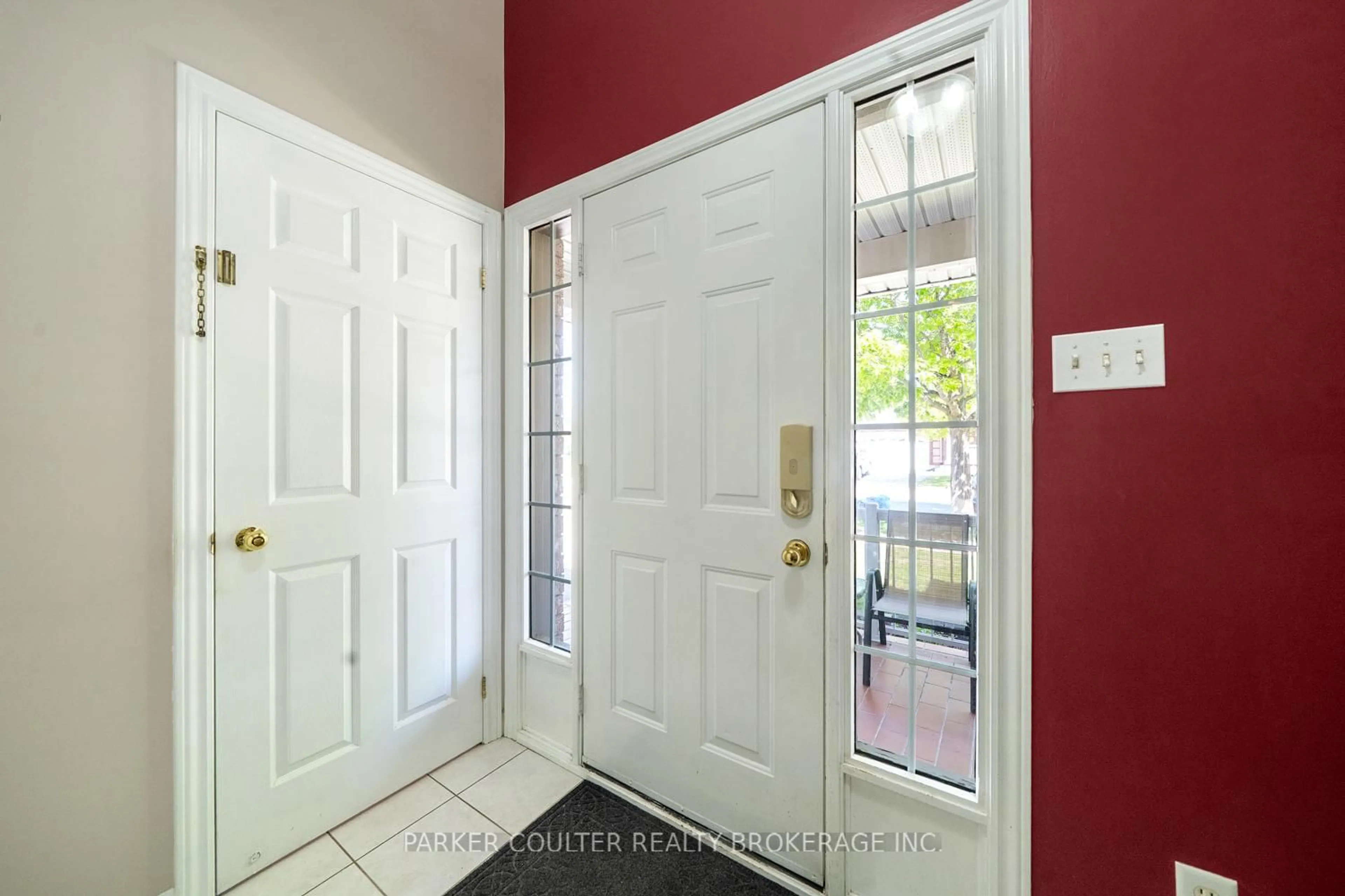 Indoor entryway for 11 Watson Dr, Barrie Ontario L4M 6W3