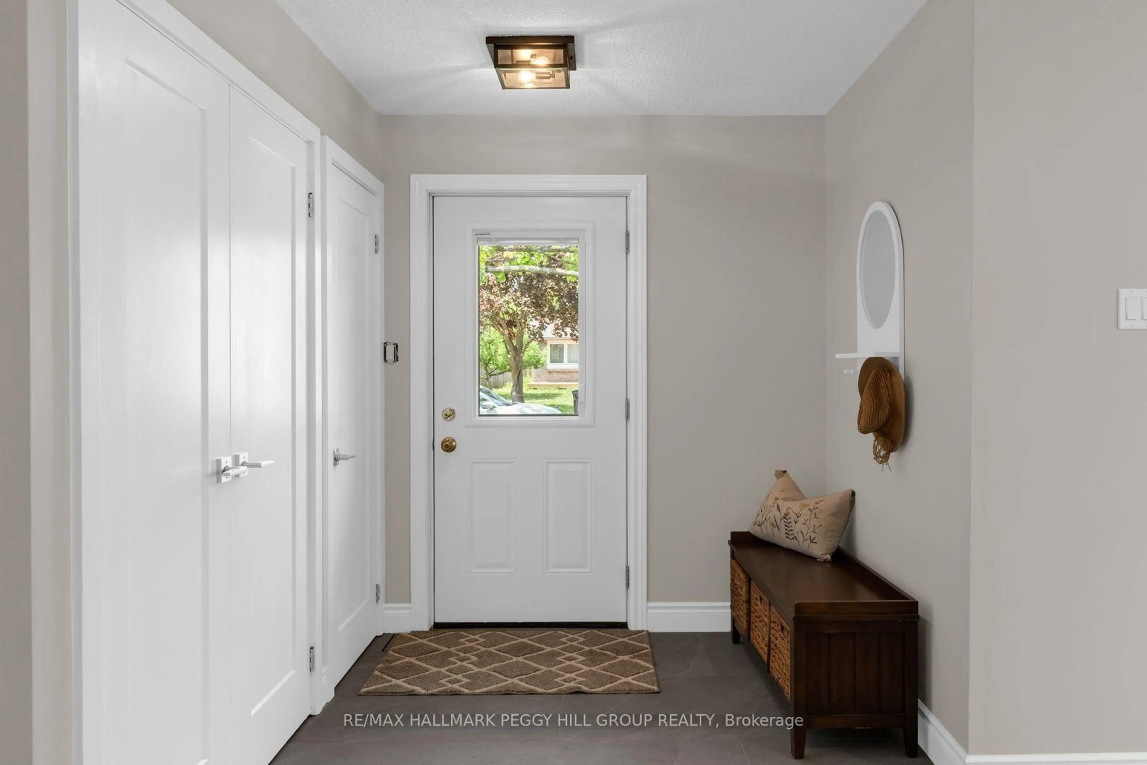 Indoor entryway for 49 Noam Dr, Barrie Ontario L4N 4N4