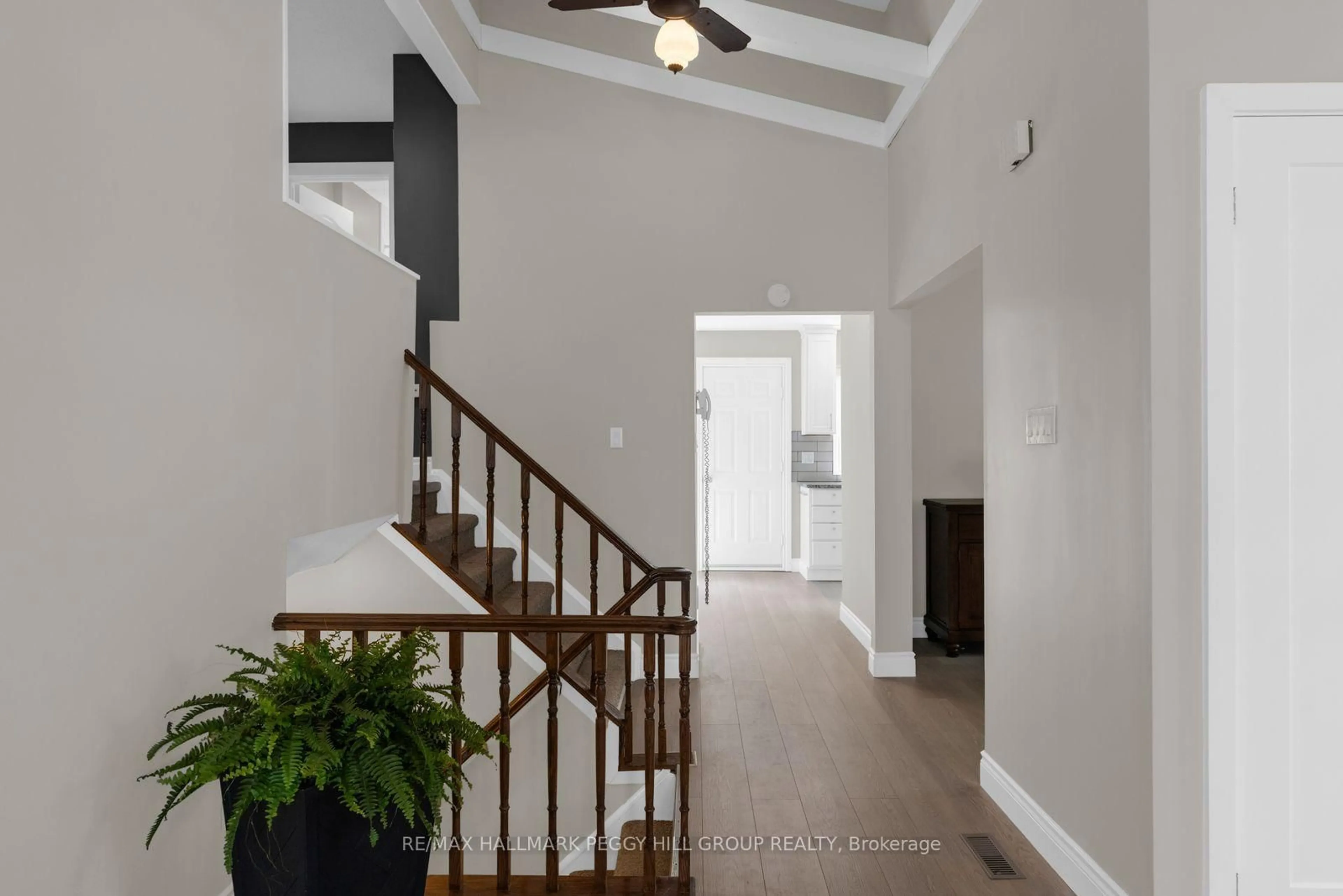 Indoor entryway for 49 Noam Dr, Barrie Ontario L4N 4N4