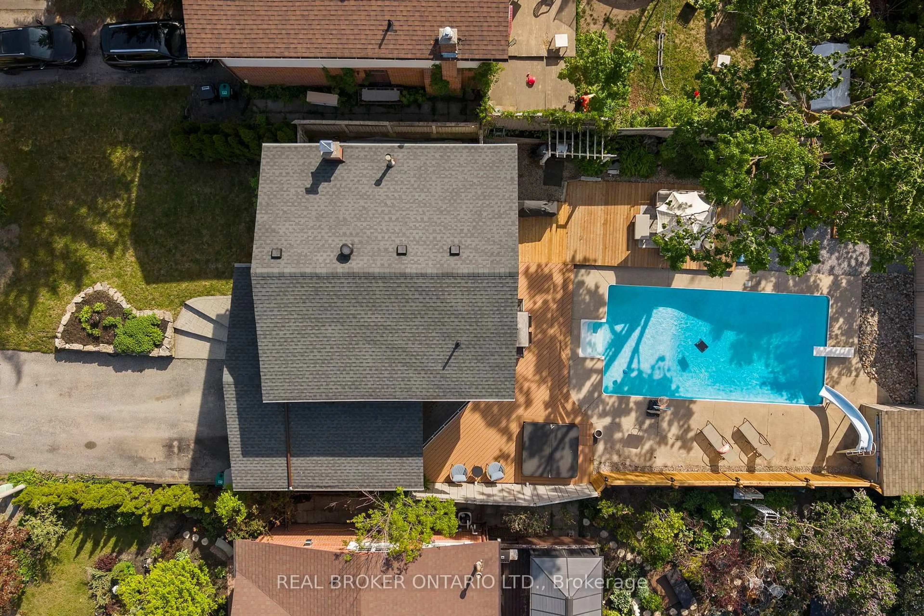 A pic from outside/outdoor area/front of a property/back of a property/a pic from drone, unknown for 54 Farmingdale Cres, Barrie Ontario L4M 5E5