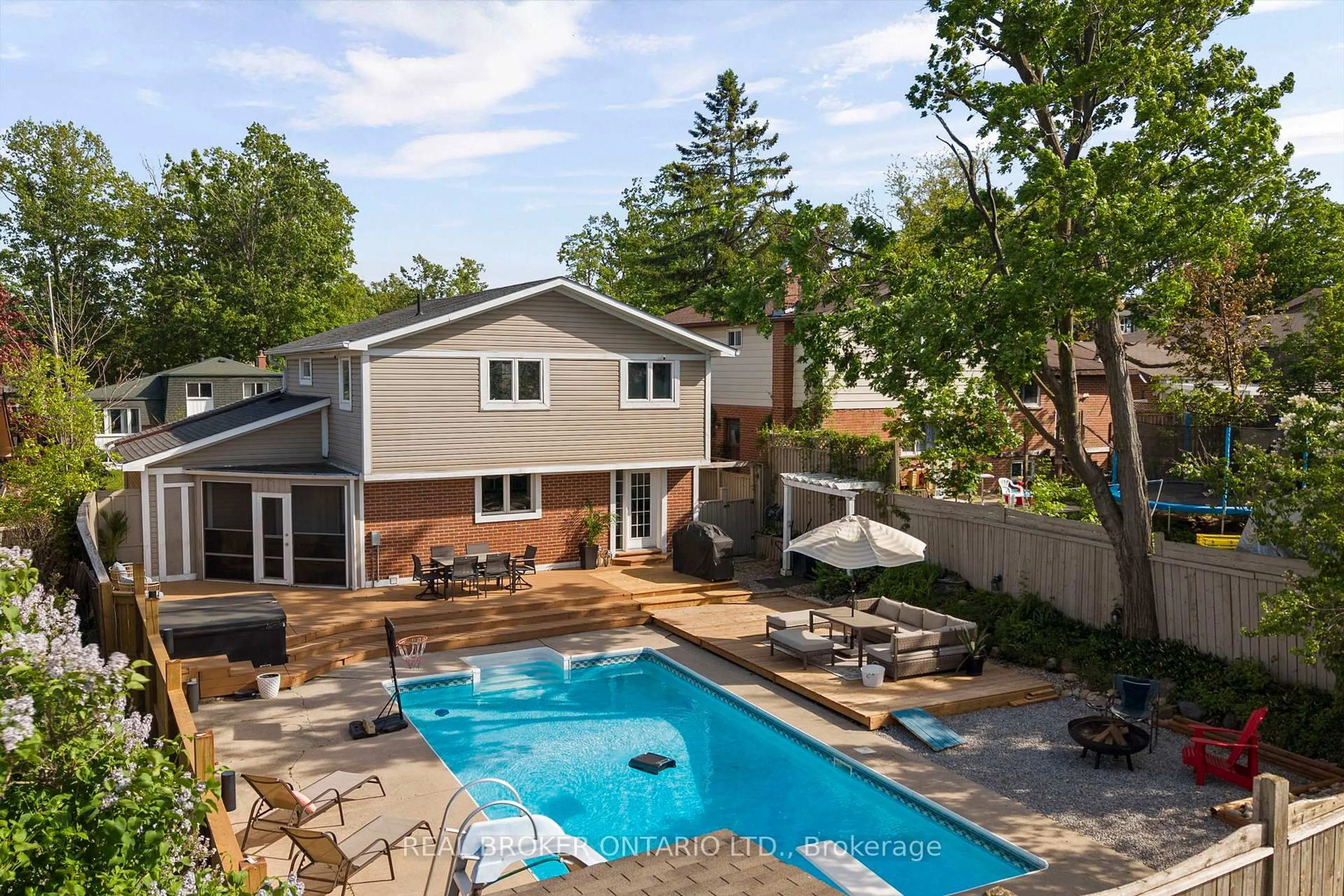 A pic from outside/outdoor area/front of a property/back of a property/a pic from drone, unknown for 54 Farmingdale Cres, Barrie Ontario L4M 5E5