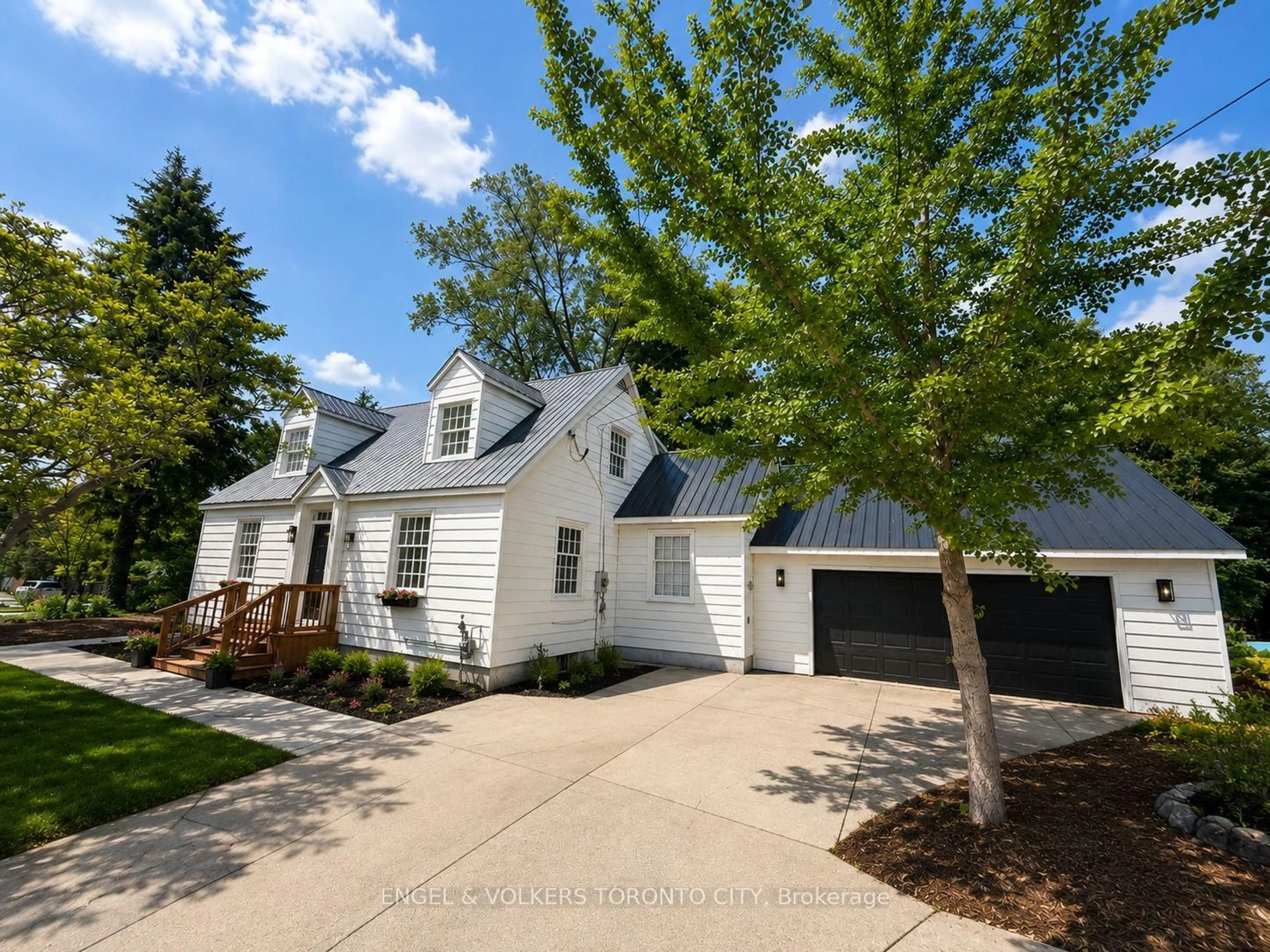 Home with vinyl exterior material, street for 192 Library St, Clearview Ontario L0M 1G0