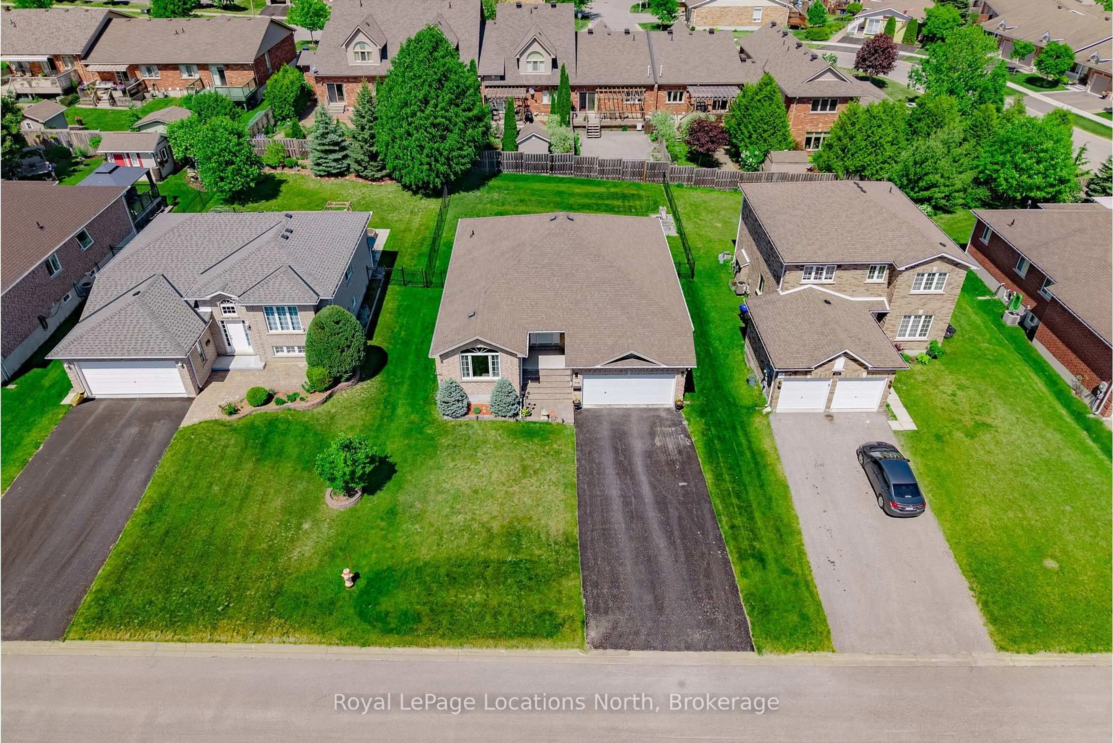 A pic from outside/outdoor area/front of a property/back of a property/a pic from drone, street for 478 Shewfelt Cres, Midland Ontario L4N 5N8