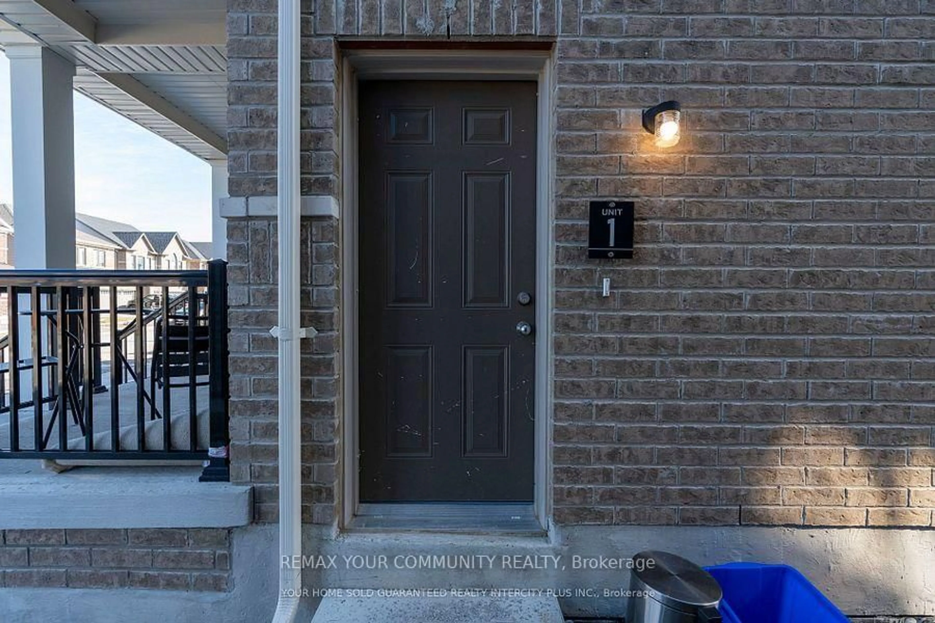 Indoor entryway for 15 Valleybrook Rd, Barrie Ontario L9J 1L4