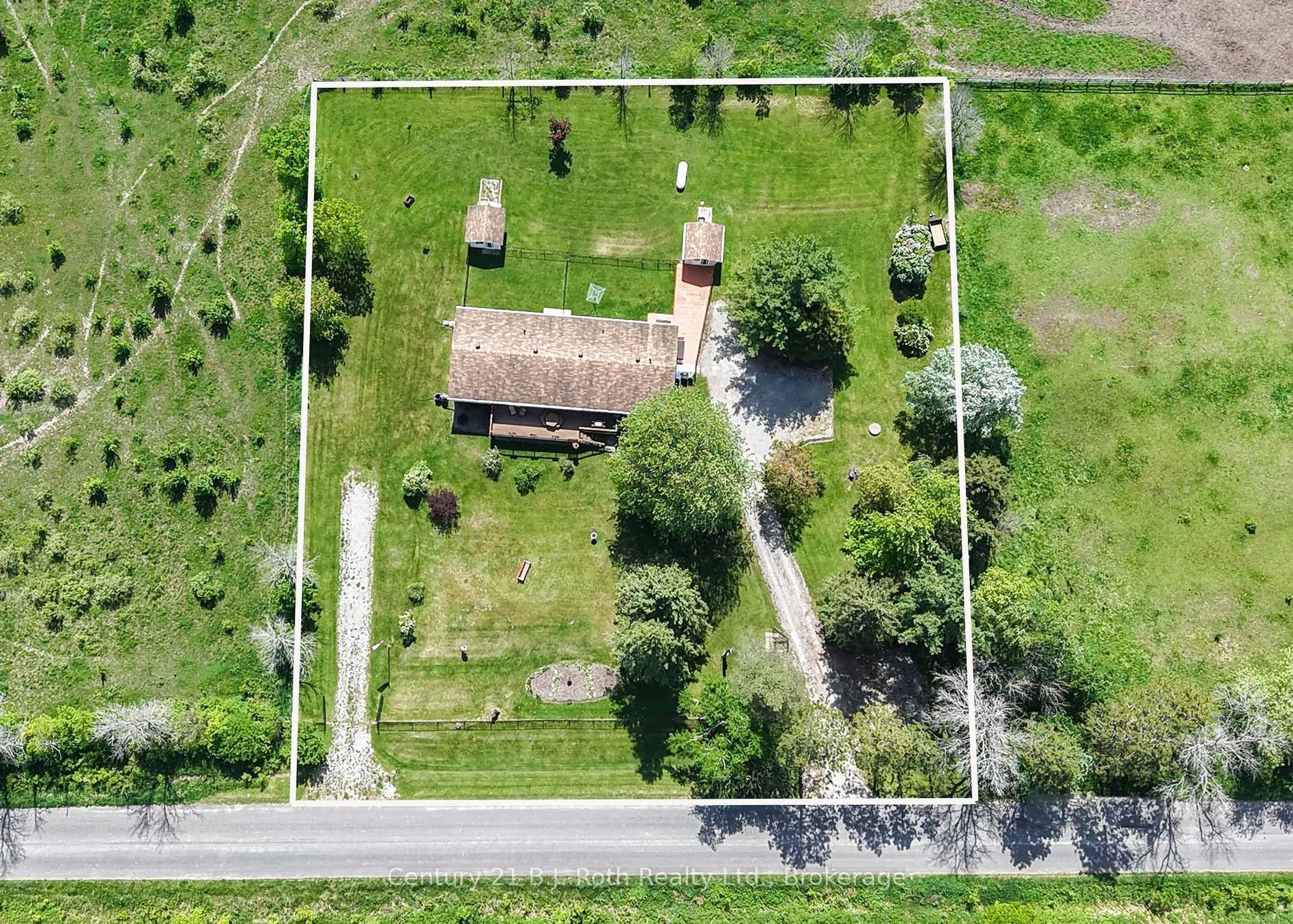 A pic from outside/outdoor area/front of a property/back of a property/a pic from drone, building for 1030 Dunns Line, Severn Ontario L0K 1E0