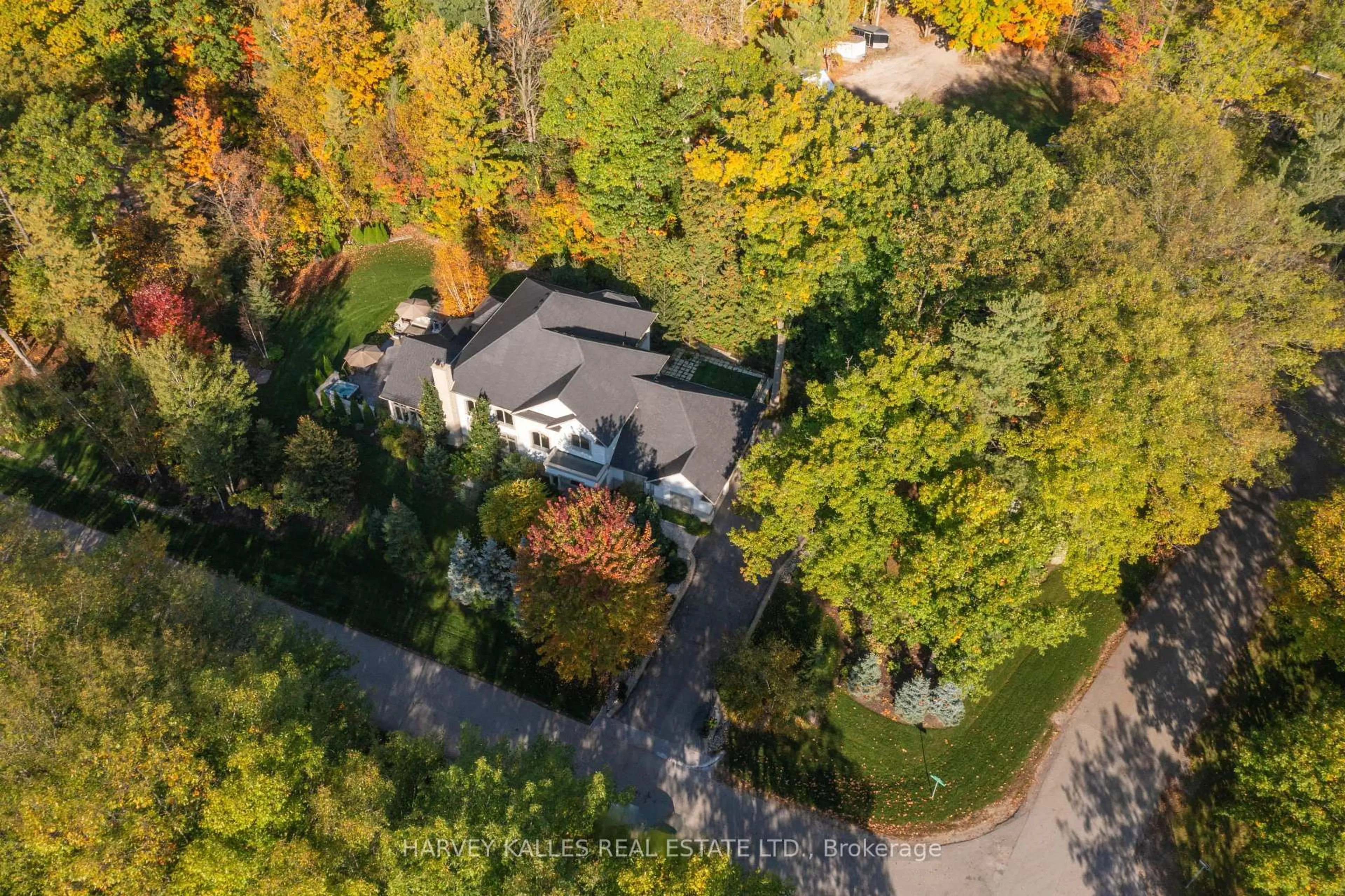 A pic from outside/outdoor area/front of a property/back of a property/a pic from drone, street for 6 Georgina Dr, Barrie Ontario L4M 1E9