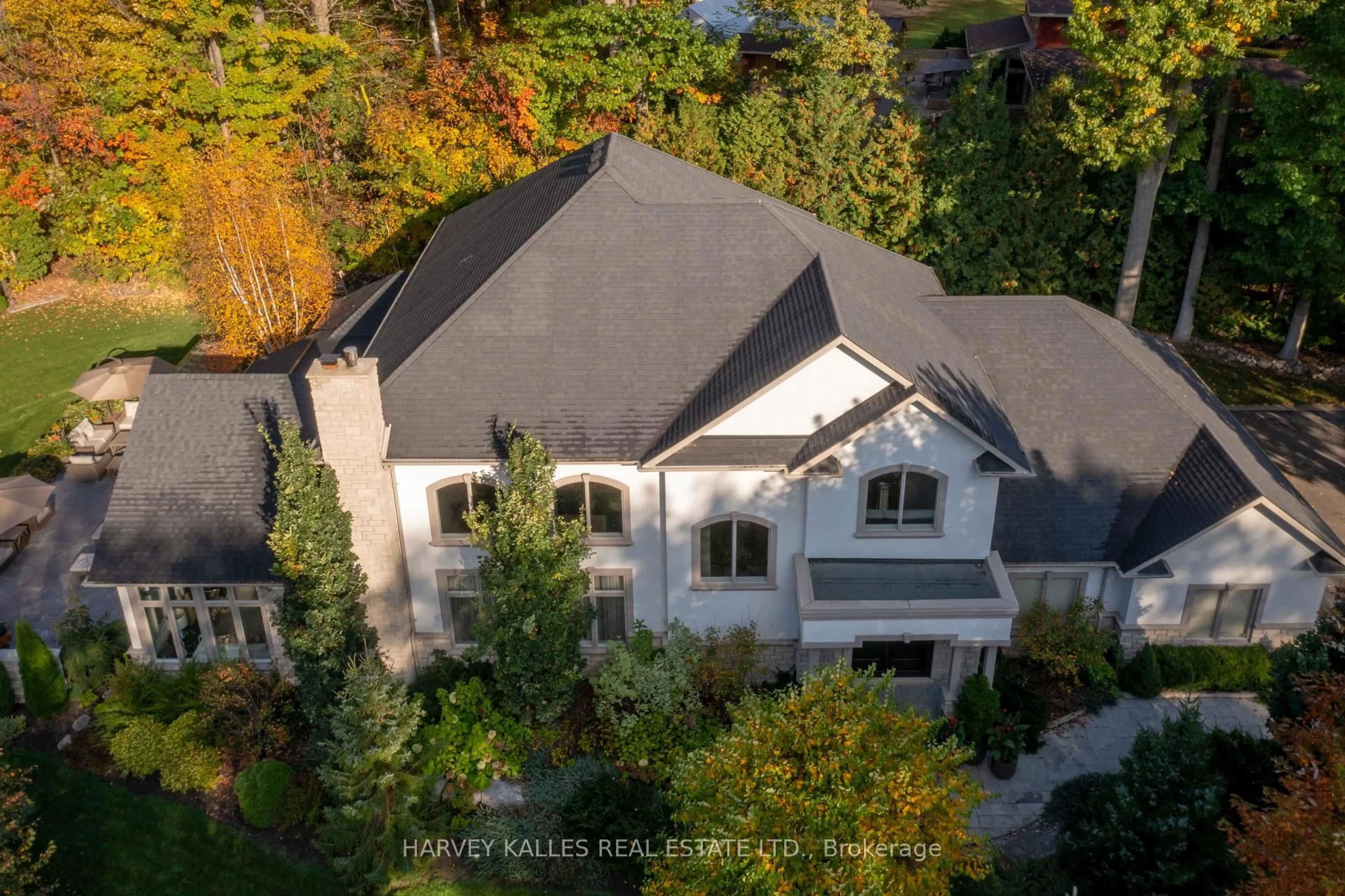 A pic from outside/outdoor area/front of a property/back of a property/a pic from drone, unknown for 6 Georgina Dr, Barrie Ontario L4M 1E9