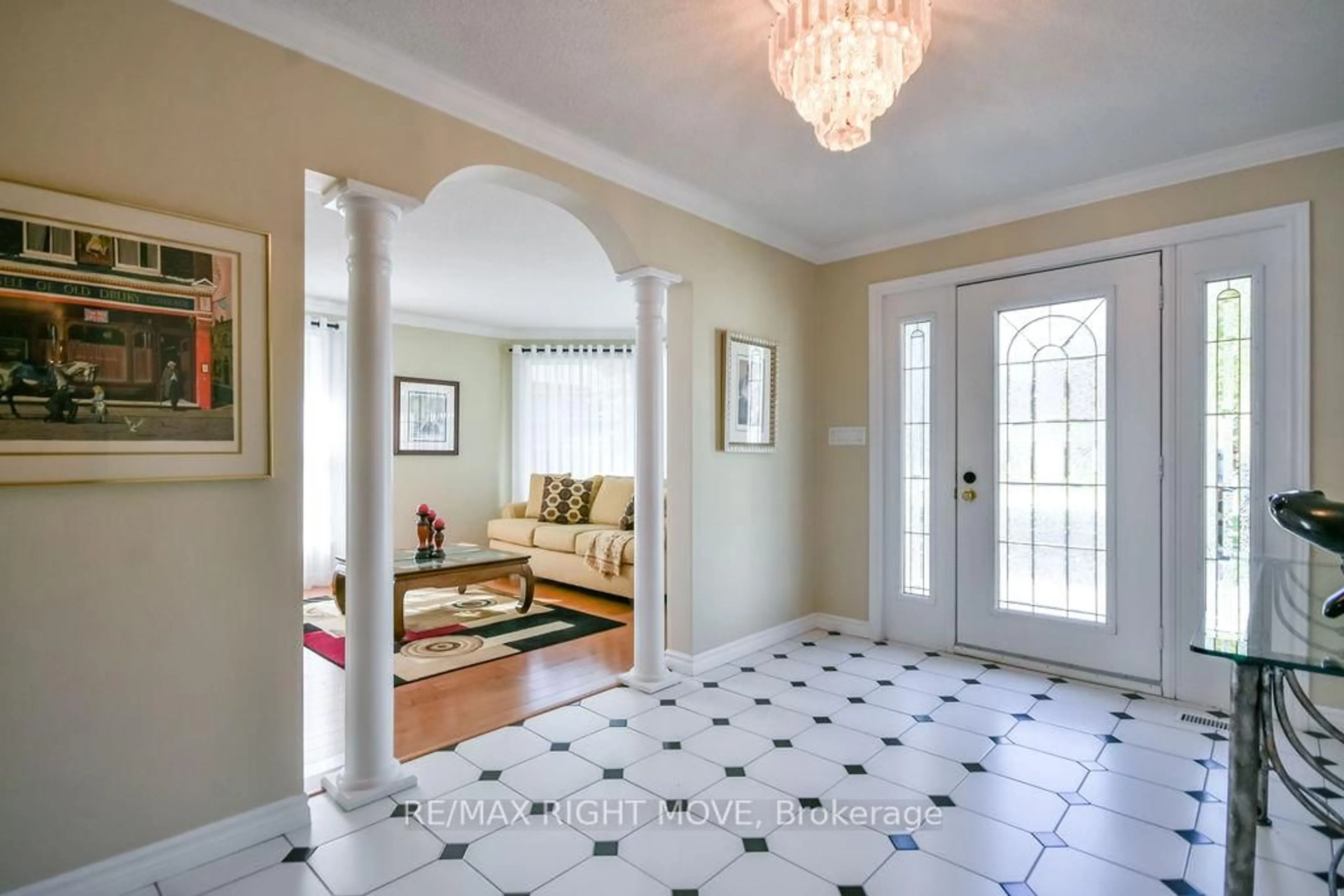Indoor entryway for 683 Glen Cres, Orillia Ontario L3V 6R2