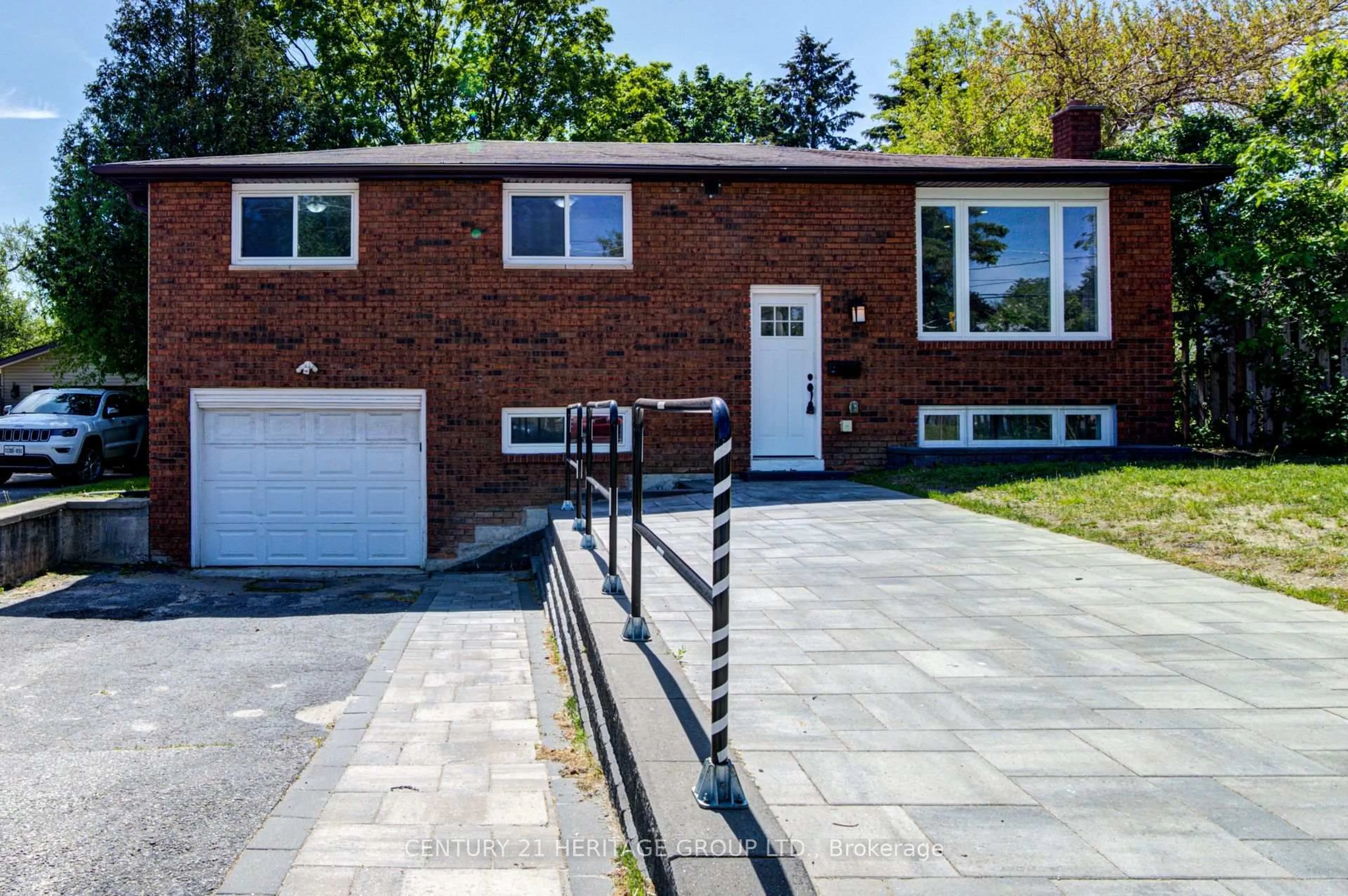 Home with brick exterior material, street for 200 Ferndale Dr, Barrie Ontario L4N 9W1