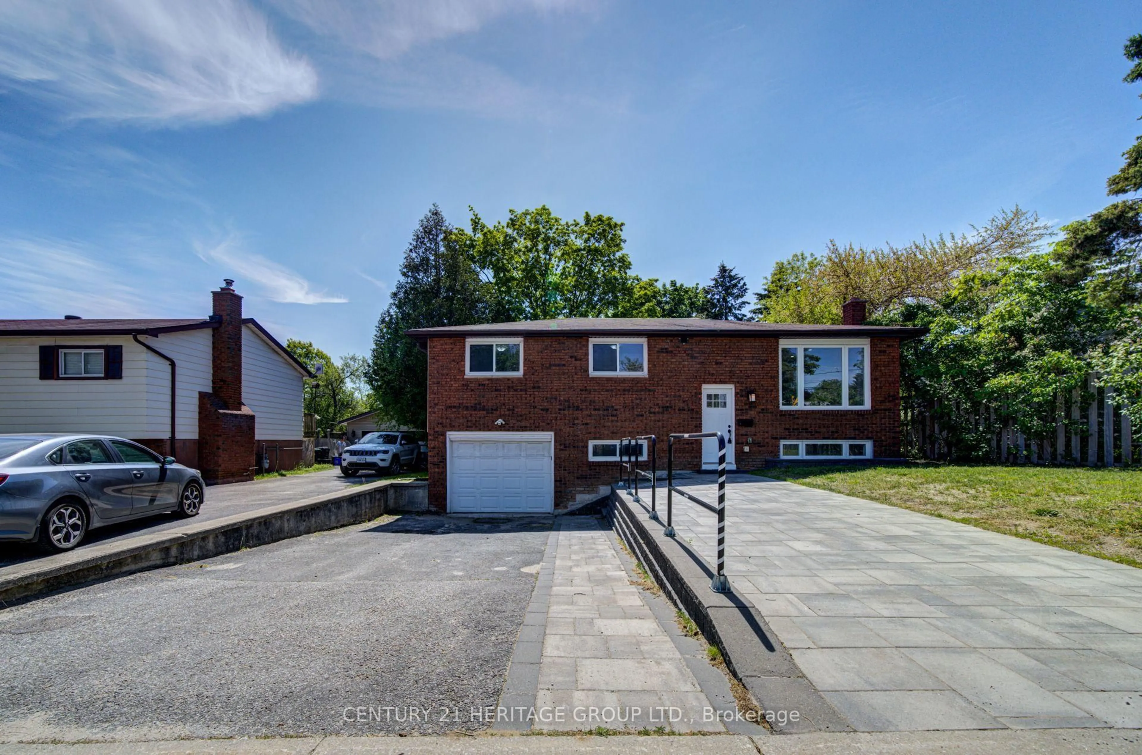 Home with brick exterior material, street for 200 Ferndale Dr, Barrie Ontario L4N 9W1