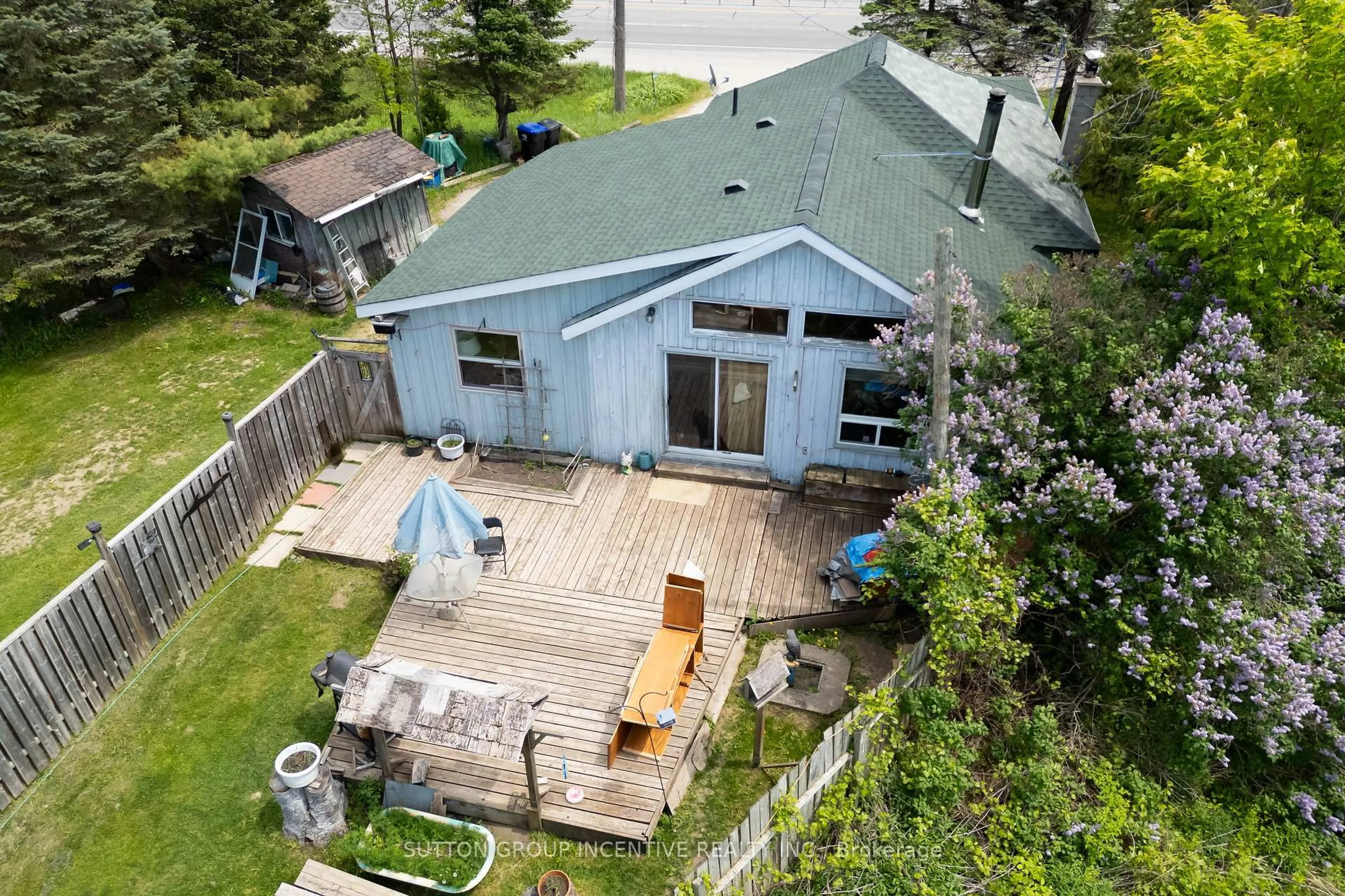 A pic from outside/outdoor area/front of a property/back of a property/a pic from drone, unknown for 9434 11 Hwy Highway, Severn Ontario L3V 6H3