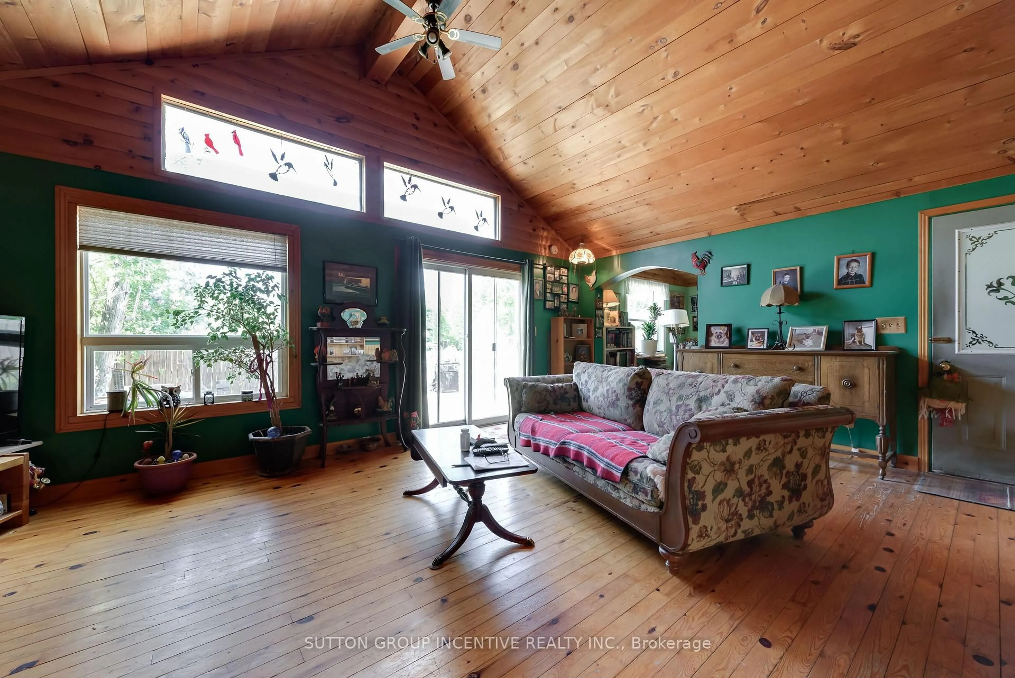 Living room with furniture, wood/laminate floor for 9434 11 Hwy Highway, Severn Ontario L3V 6H3