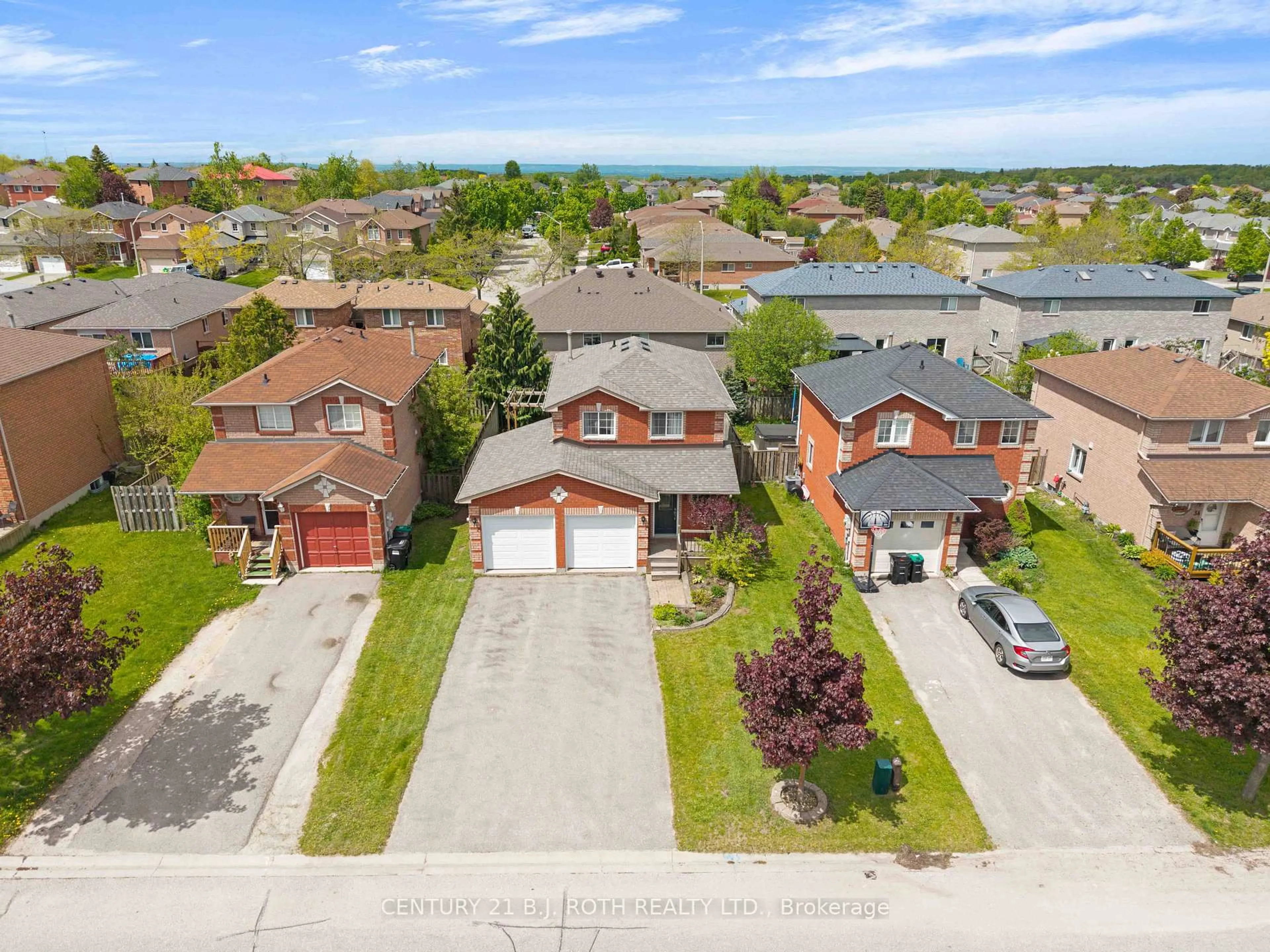 A pic from outside/outdoor area/front of a property/back of a property/a pic from drone, street for 30 Ginger Dr, Barrie Ontario L4N 9Z3
