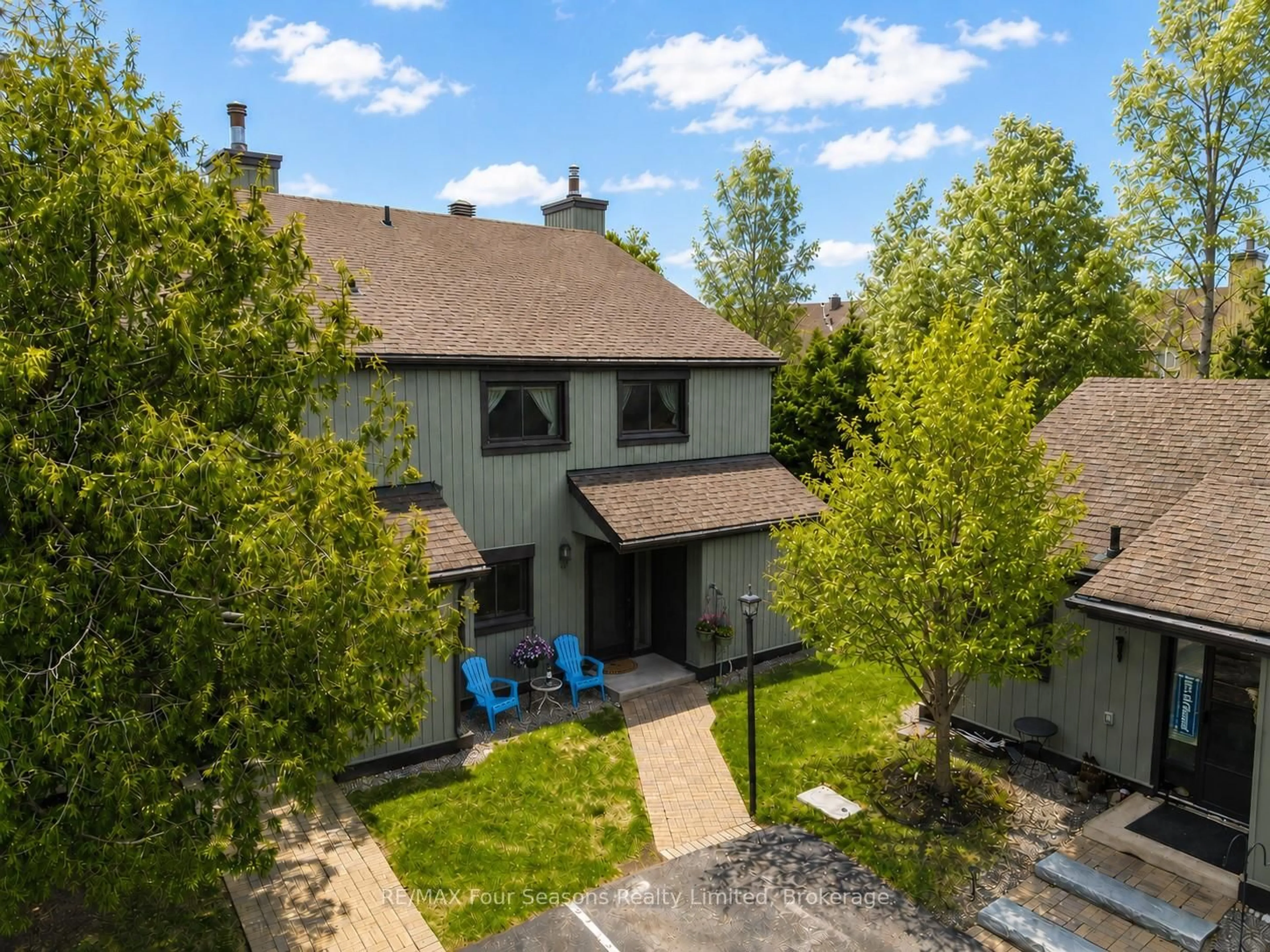 A pic from outside/outdoor area/front of a property/back of a property/a pic from drone, unknown for 158 Escarpment Cres #18, Collingwood Ontario L9Y 5B4