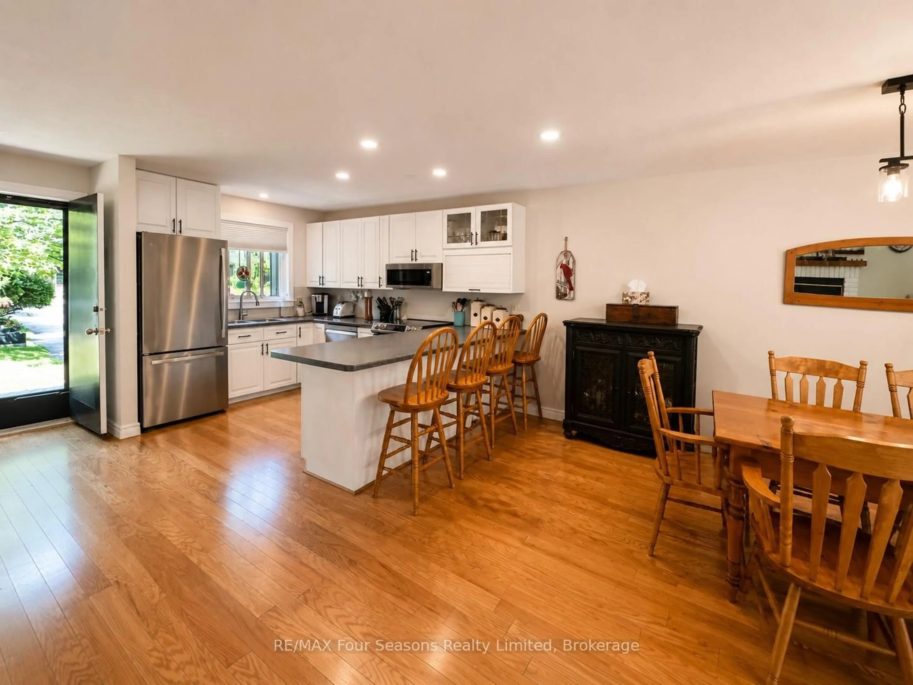Open concept kitchen, wood/laminate floor for 158 Escarpment Cres #18, Collingwood Ontario L9Y 5B4