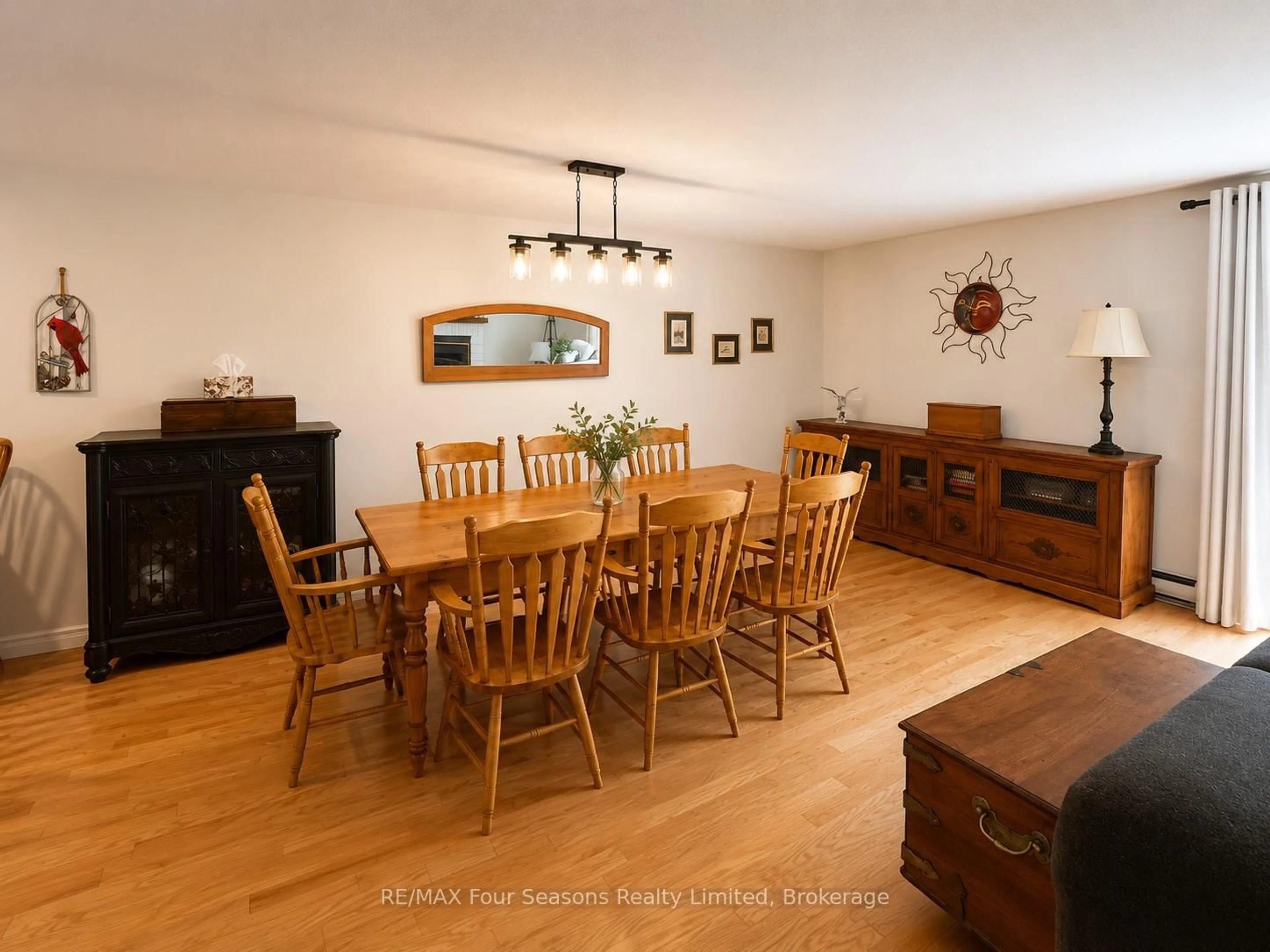 Dining room, wood/laminate floor for 158 Escarpment Cres #18, Collingwood Ontario L9Y 5B4